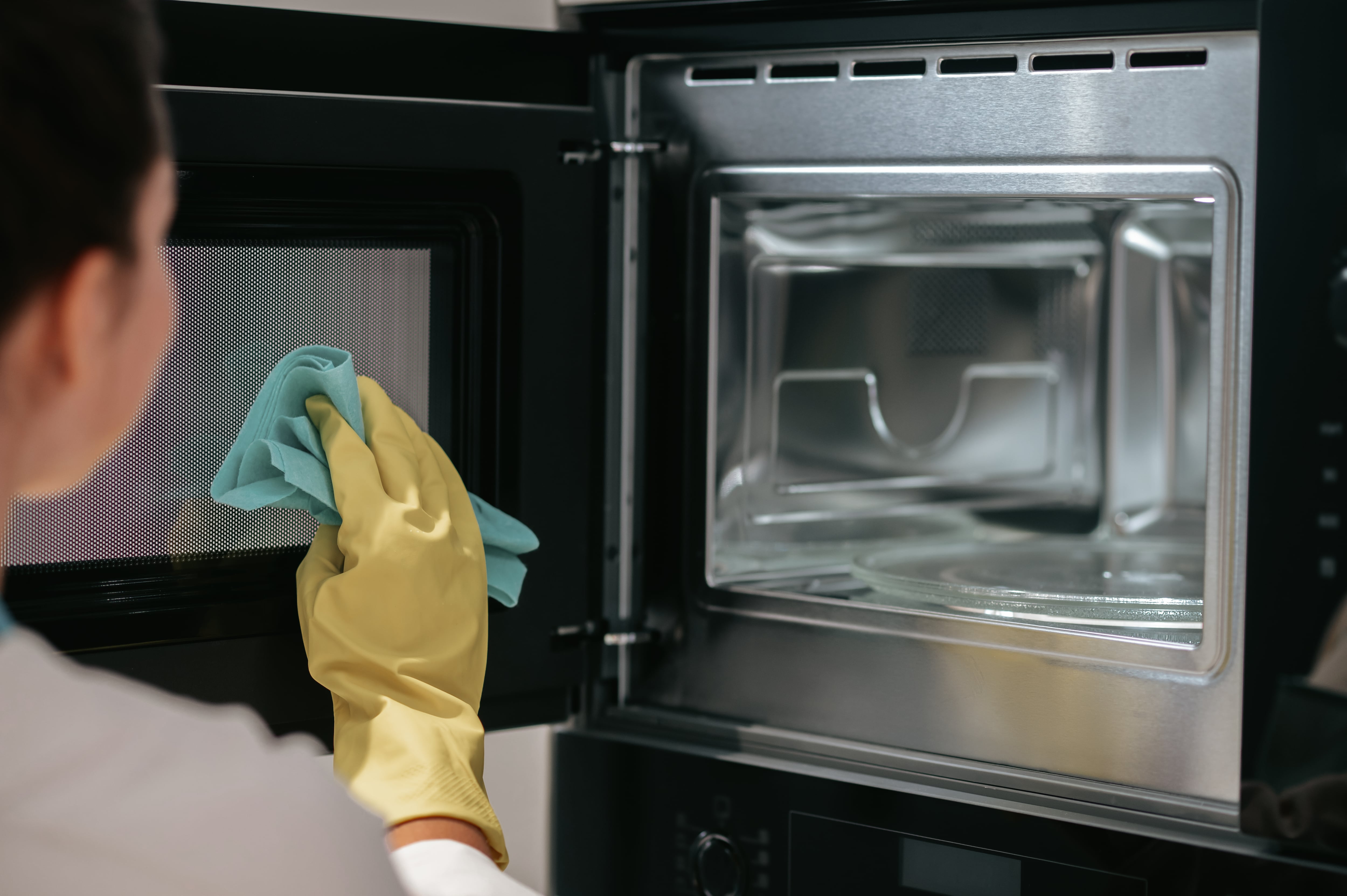 El truco infalible para limpiar el microondas y eliminar los olores de la comida