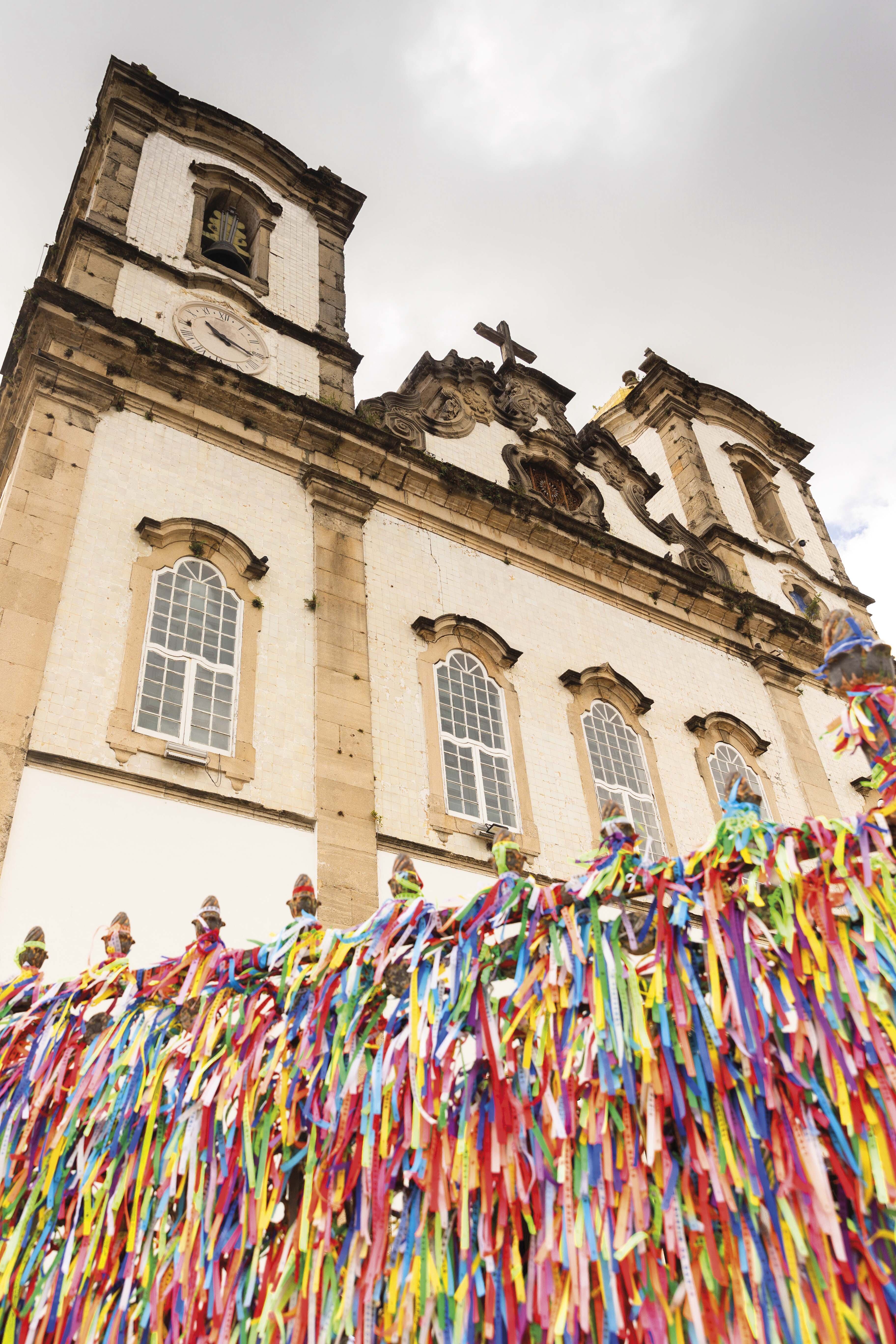 Cintas amarradas por creyentes y curiosos a las rejas de la Igreja do Bonfim.