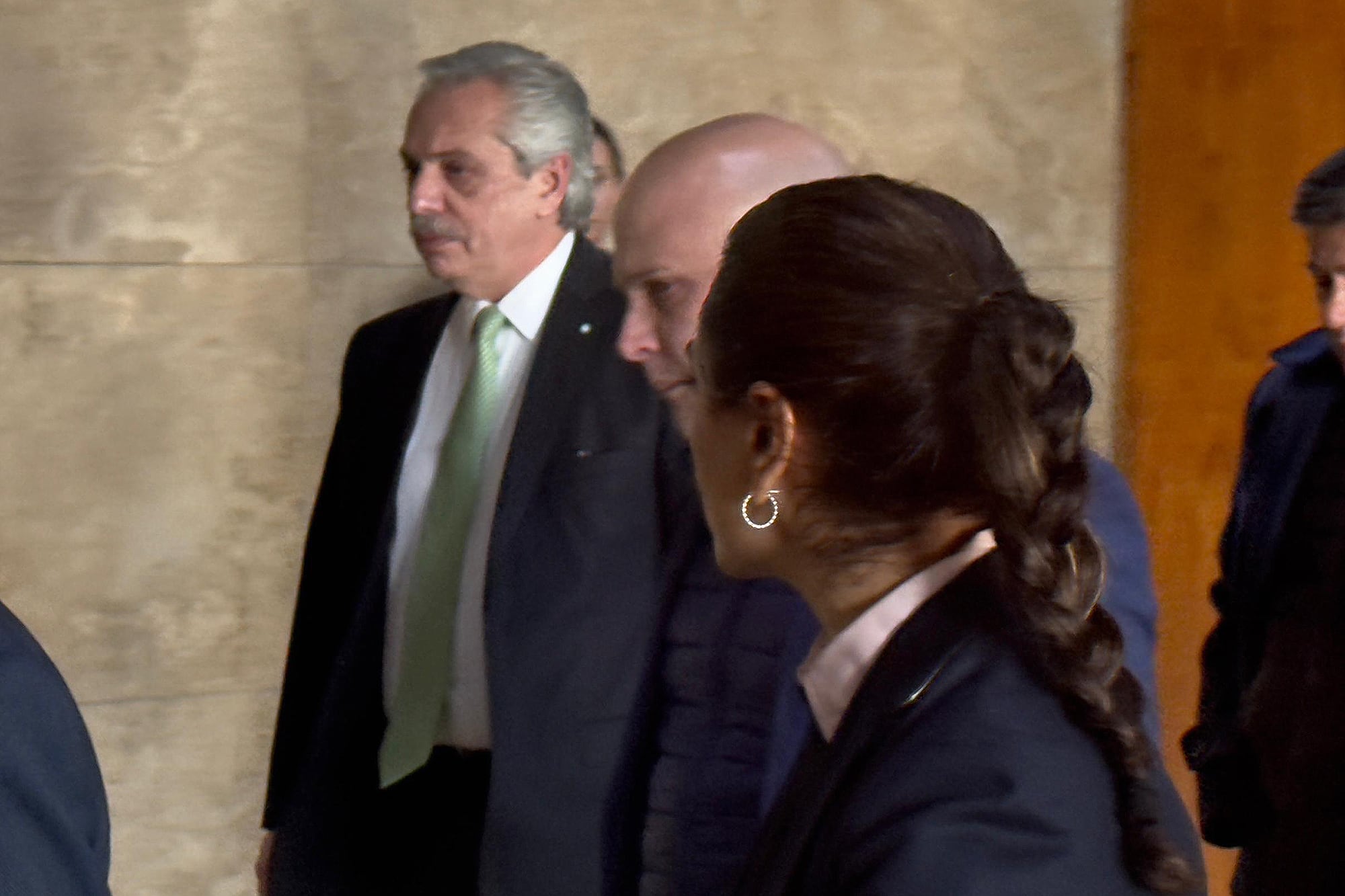 Alberto Fernández se retira de los tribunales de Comodoro Py, donde se presentó por la causa de los seguros