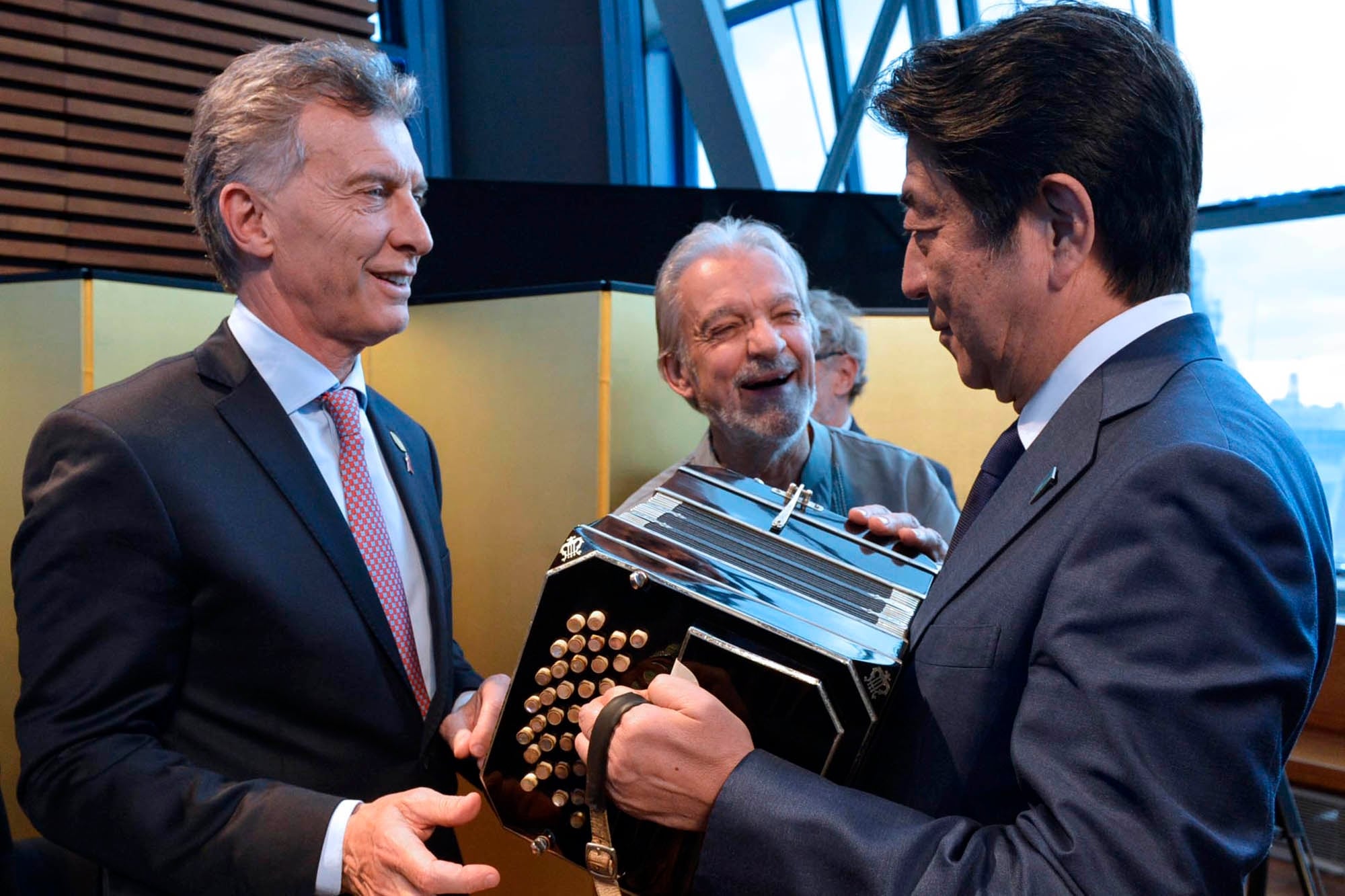 El primer ministro de Japón, Shinzo Abe, sostiene un bandoneón junto al presidente Mauricio Macri