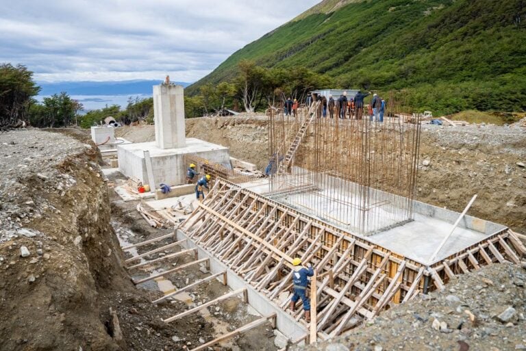 Trabajos de obra en la base del nuevo sistema, con estructuras de hormigón y armado previo al montaje del medio de elevación