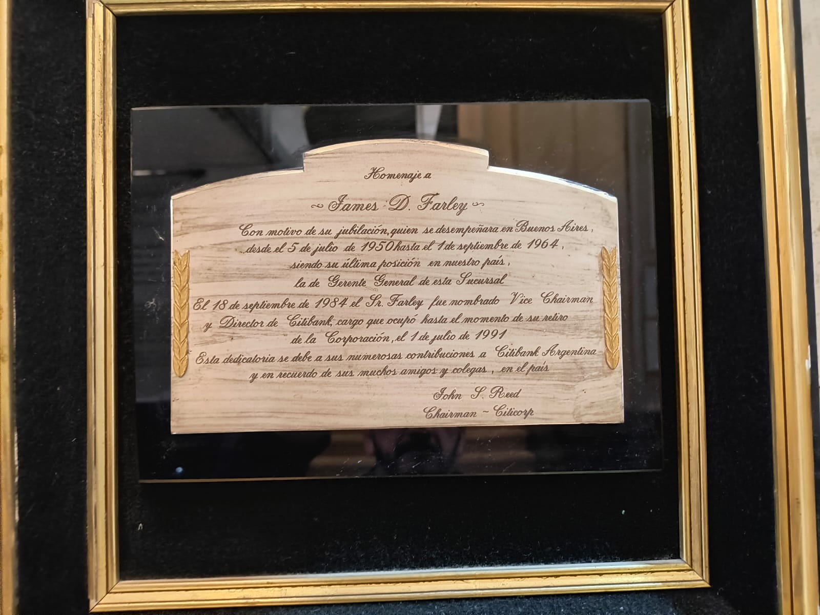 La placa que recuerda a su padre persiste aún hoy en la filial local del Citibank. Fue por el trabajo de él que la infancia de Jim tiene los recuerdos intactos de sus días en San Isidro.