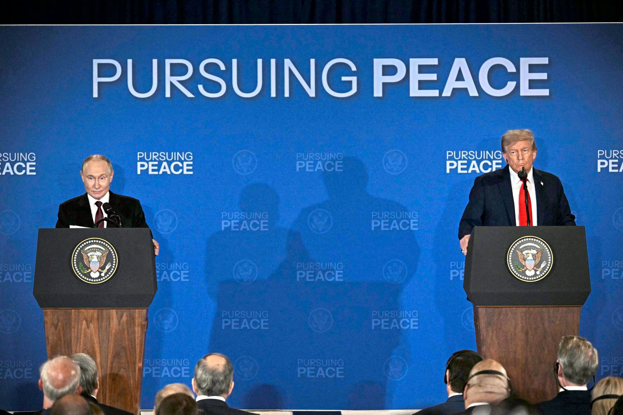 El presidente estadounidense Donald Trump y el presidente ruso Vladimir Putin ofrecen una conferencia de prensa conjunta tras participar en una cumbre entre Estados Unidos y Rusia sobre Ucrania en la Base Conjunta Elmendorf-Richardson en Anchorage, Alaska