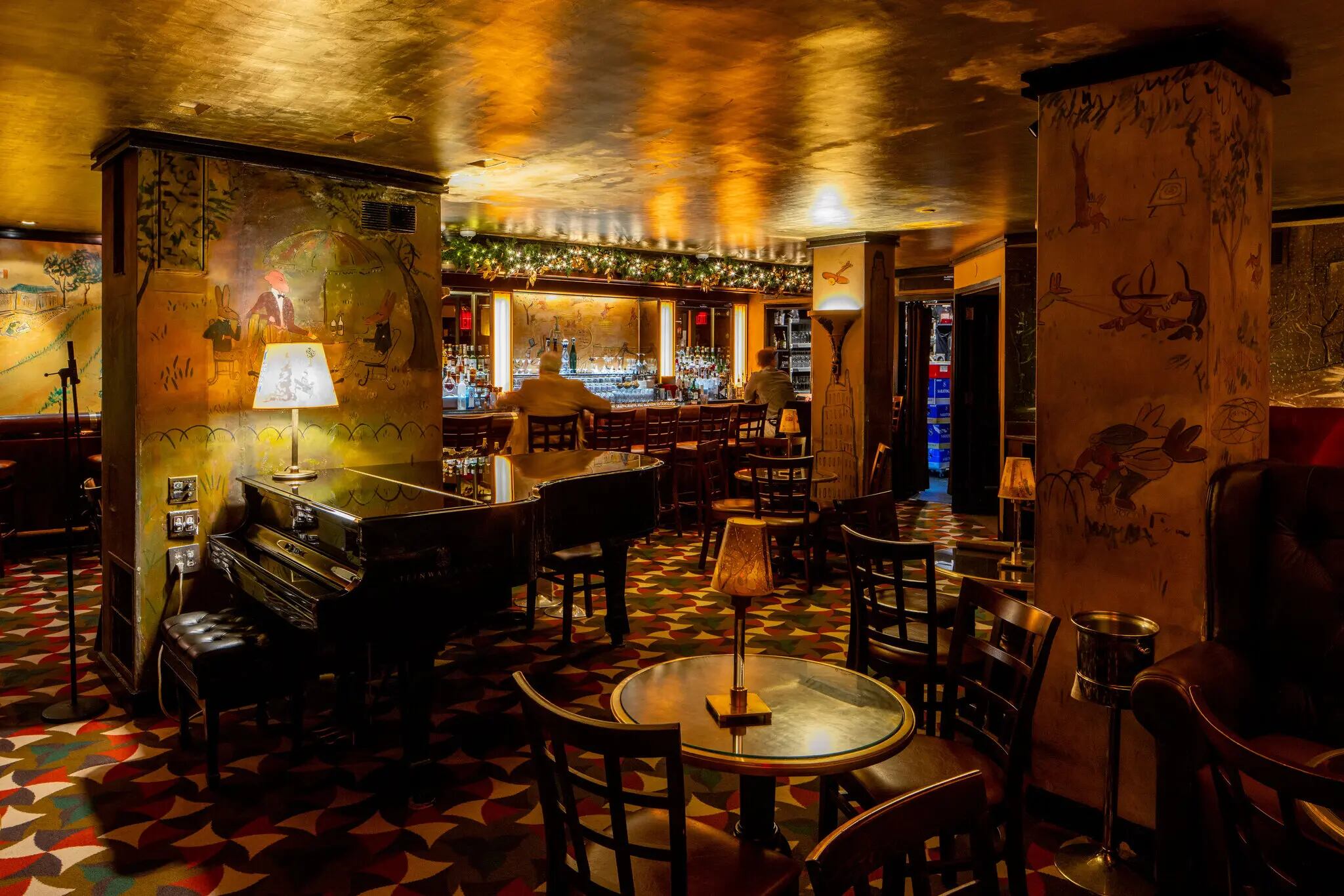 En el famoso Bar Bemelmans, en el Hotel Carlyle, no se aceptan reservaciones y se sirve por orden de llegada