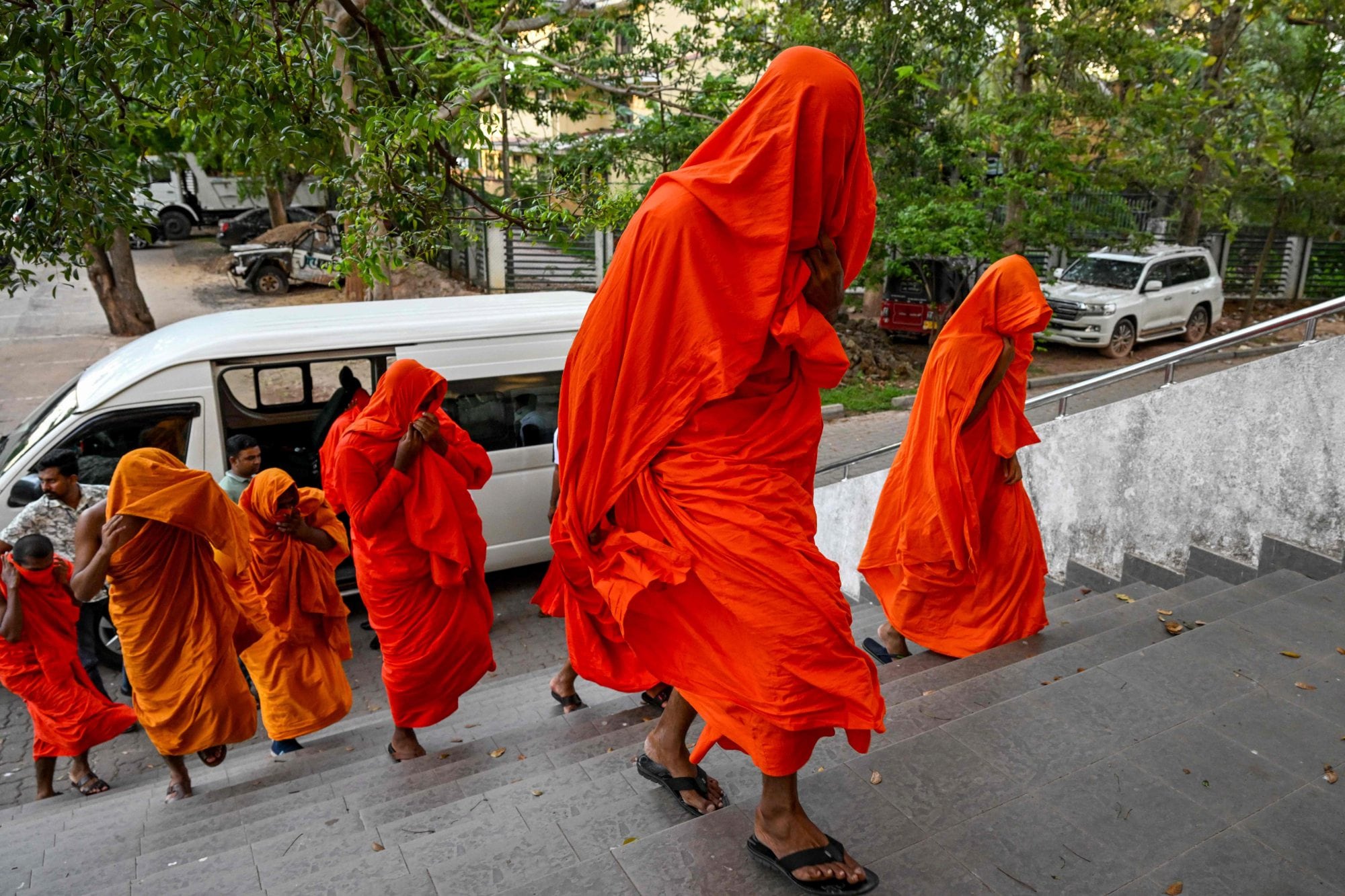 Detuvieron a 22 monjes budistas con más de 100 kilos de cannabis en un aeropuerto de Sri Lanka
