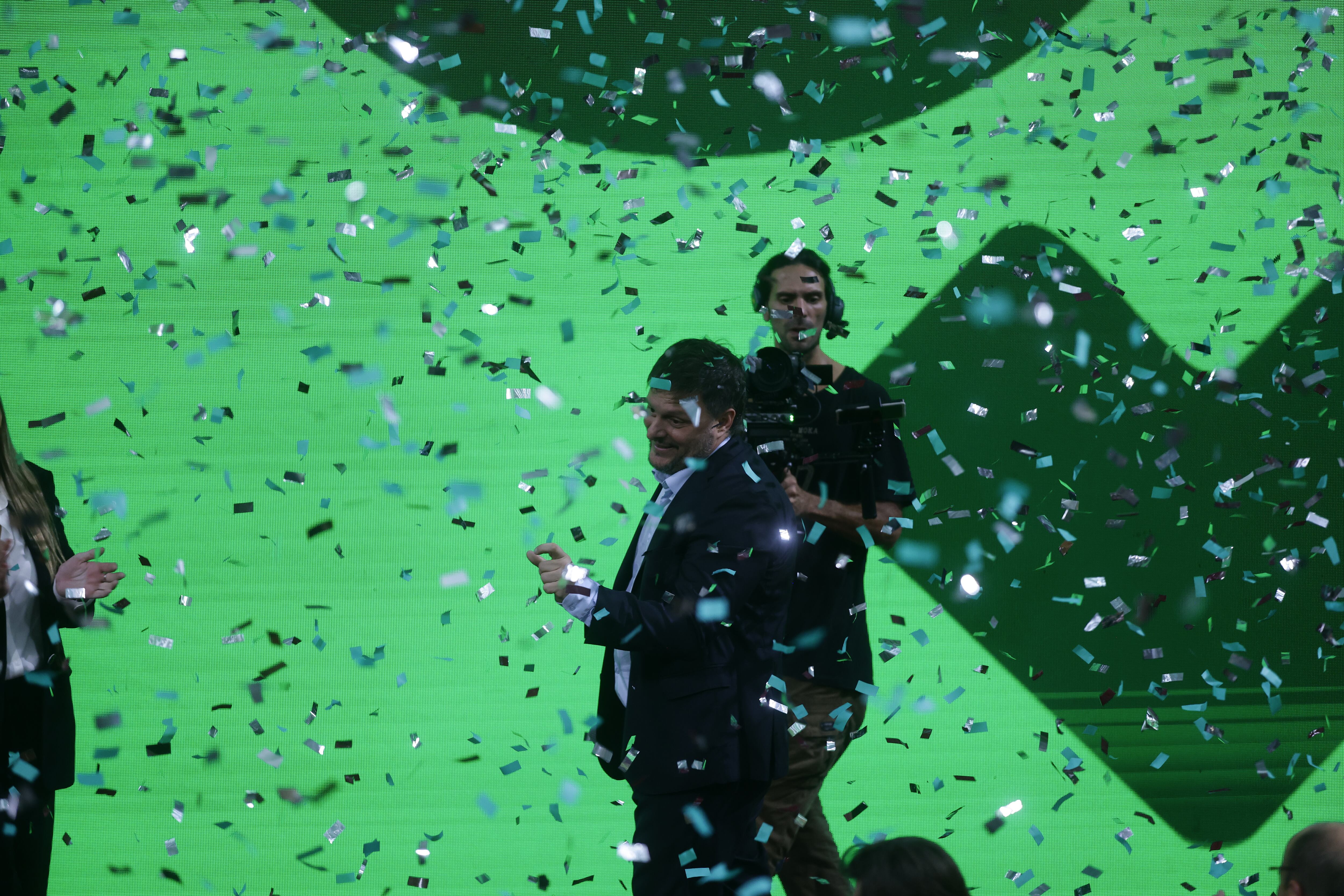 Santor, al finalizar el discurso, envuelto en una lluvia de papel picado