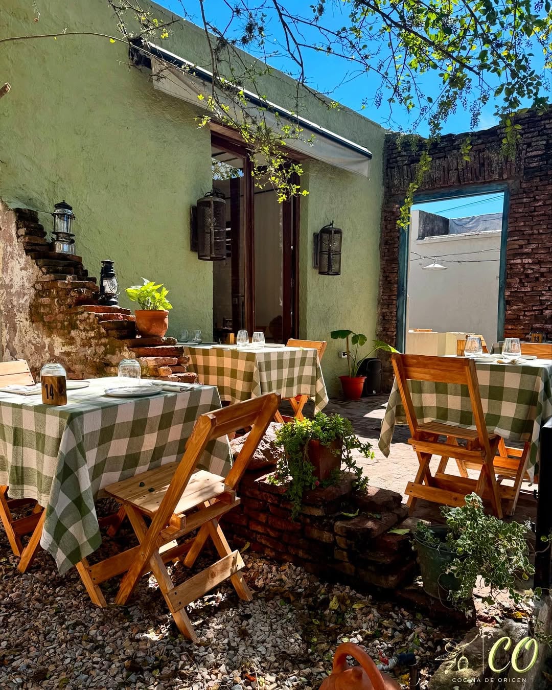 Casa Oliva: pastas, cocina gourmet y mesas bajo los árboles