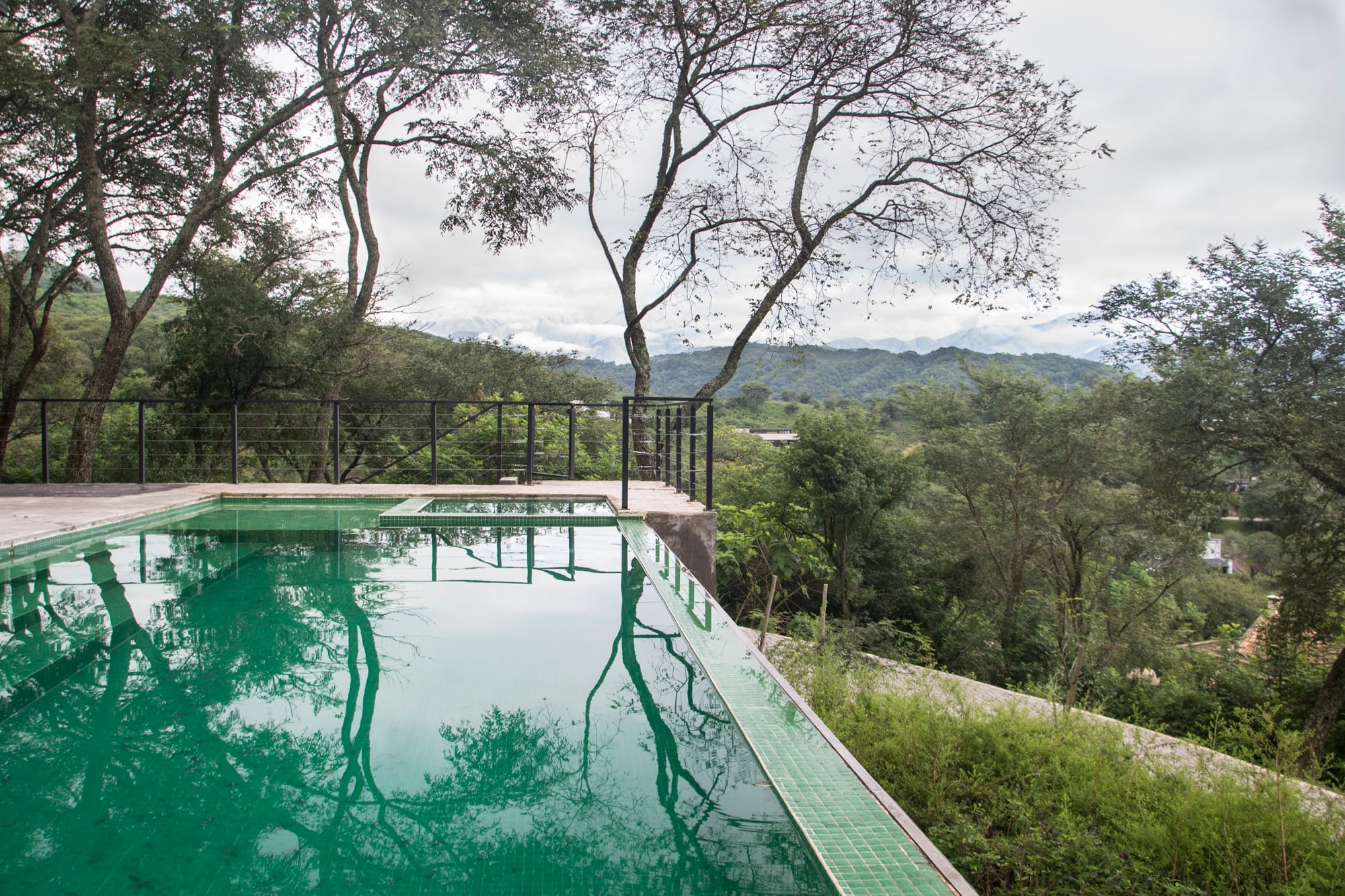 Cuando el agua refleja árboles y cielo, el jardín se expande más allá de sus propios límites