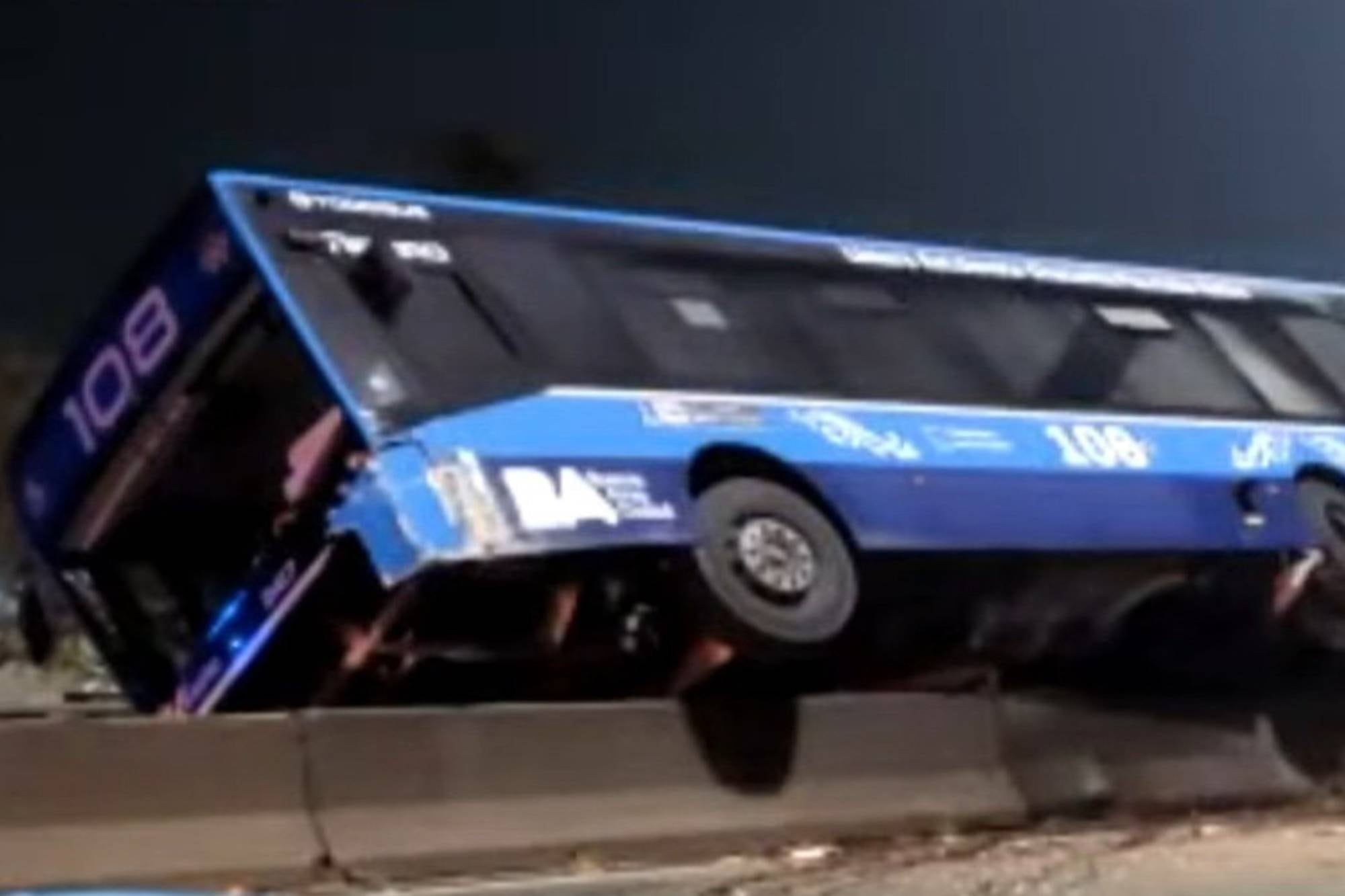 Chocaron un colectivo y un auto en la General Paz y hay corte total en ambas manos