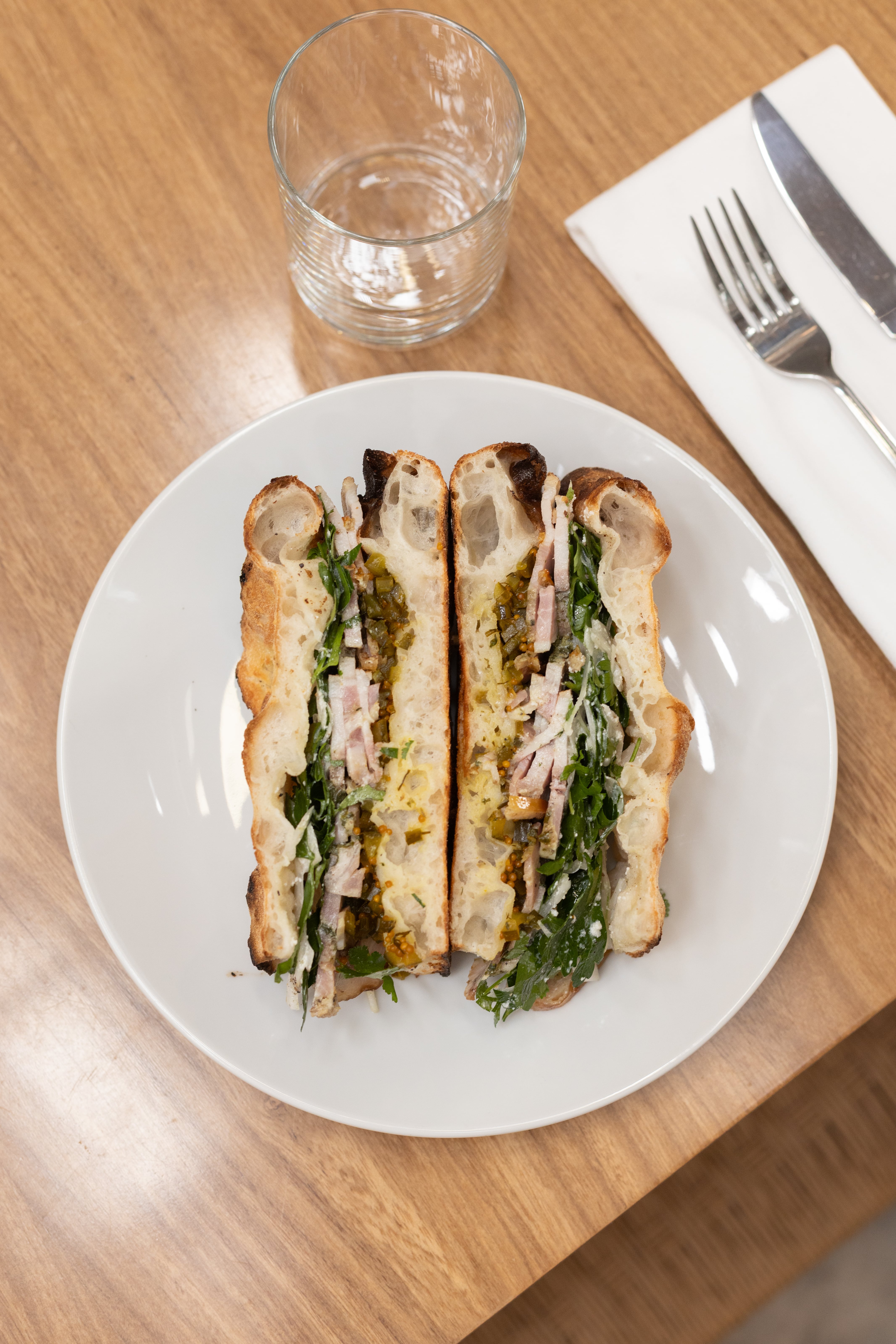 Mambo propone un sándwich de porchetta con ensalada de hierbas