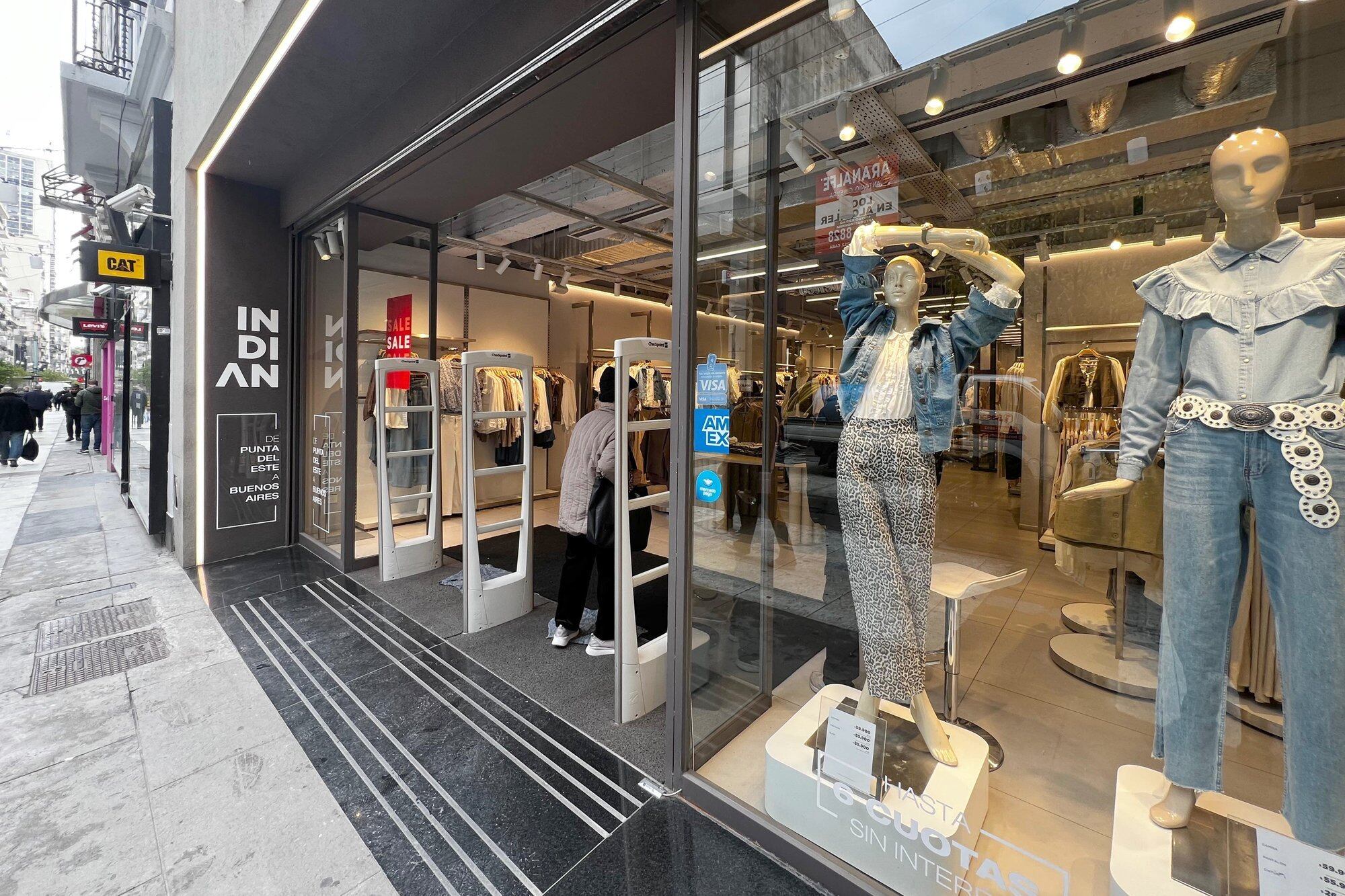 Al mejor estilo de marcas globales como H&M o Shein, la oferta de Indian es muy agresiva en términos económicos, con sweaters y jeans desde $9900, remeras por $4900 y camperas por $19.900.