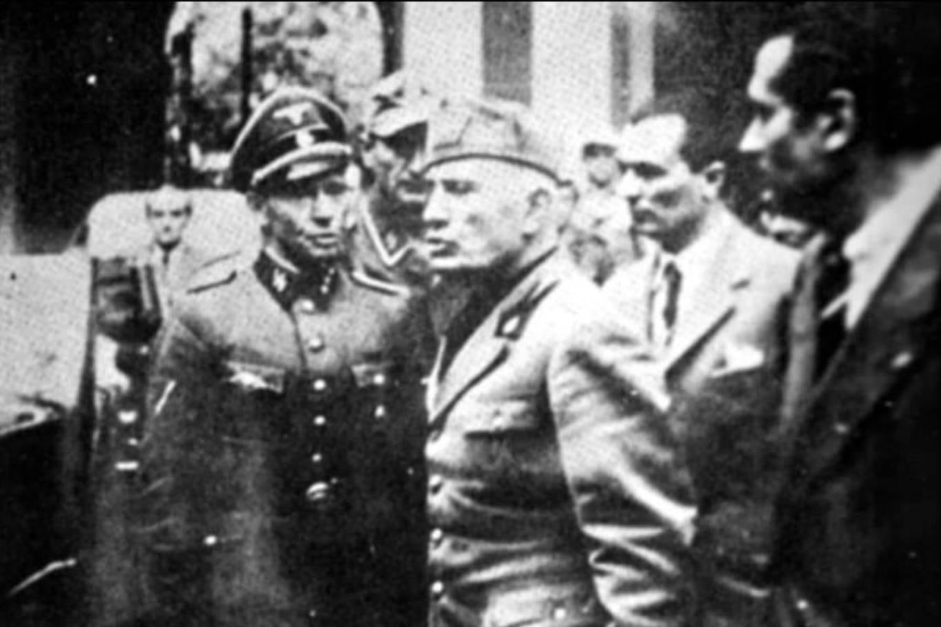 Benito Mussolini sale de la prefectura de Milan, el 25 de abril de 1945; se cree que esta es la última foto que le tomaron con vida