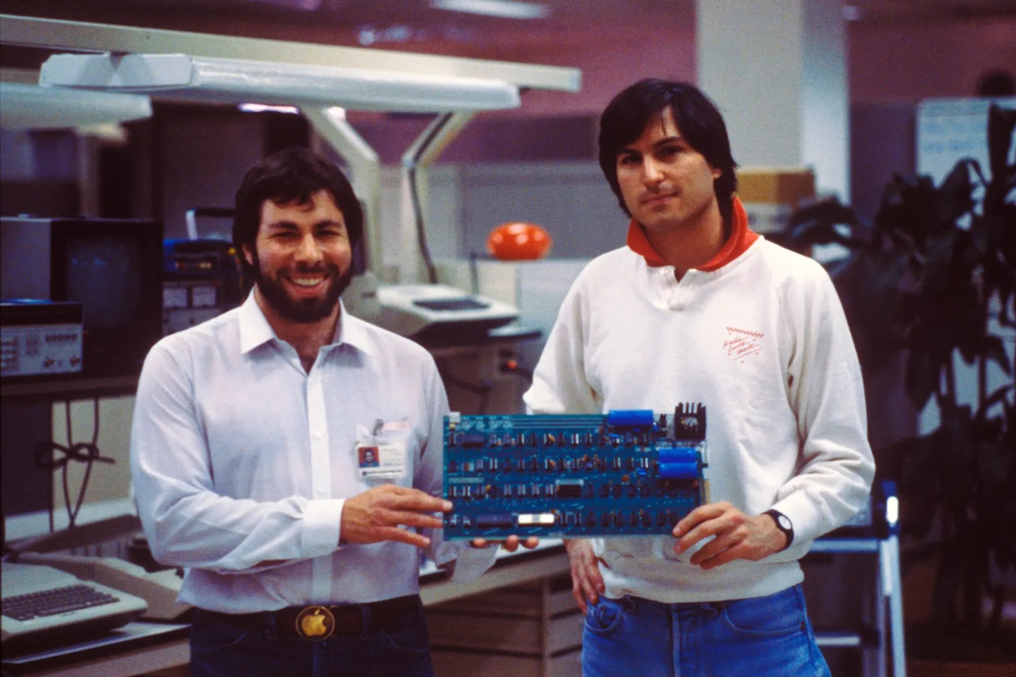 Los cofundadores de Apple, Steve Wozniak, a la izquierda, y Steve Jobs, junto a una de las primeras placas de circuitos de sus computadoras