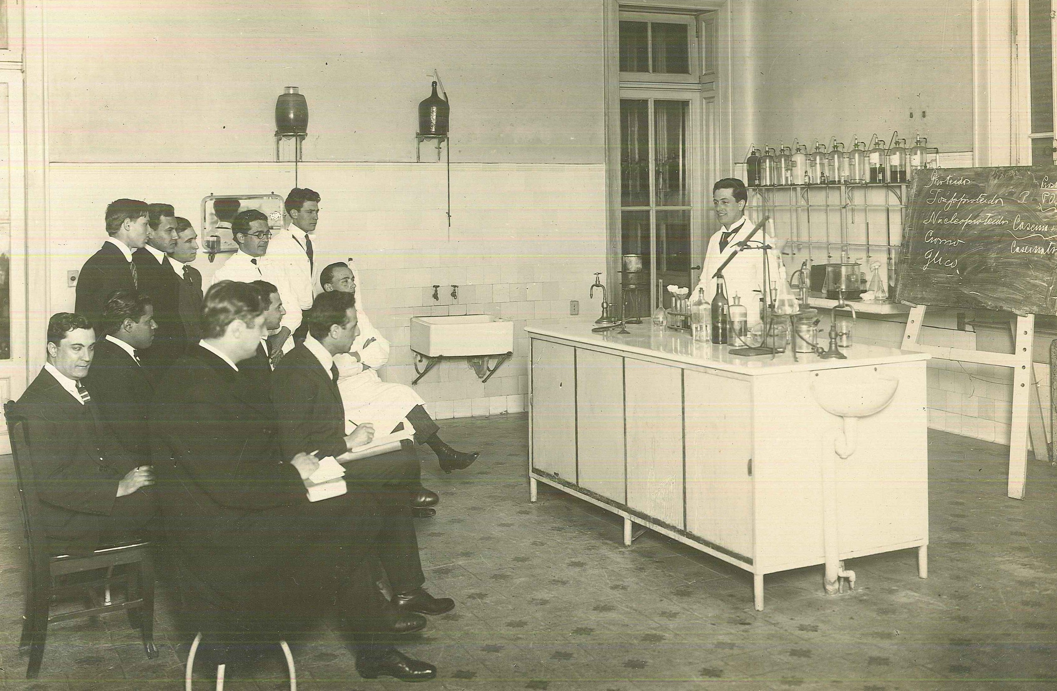 Una clase práctica en los laboratorios del instituto