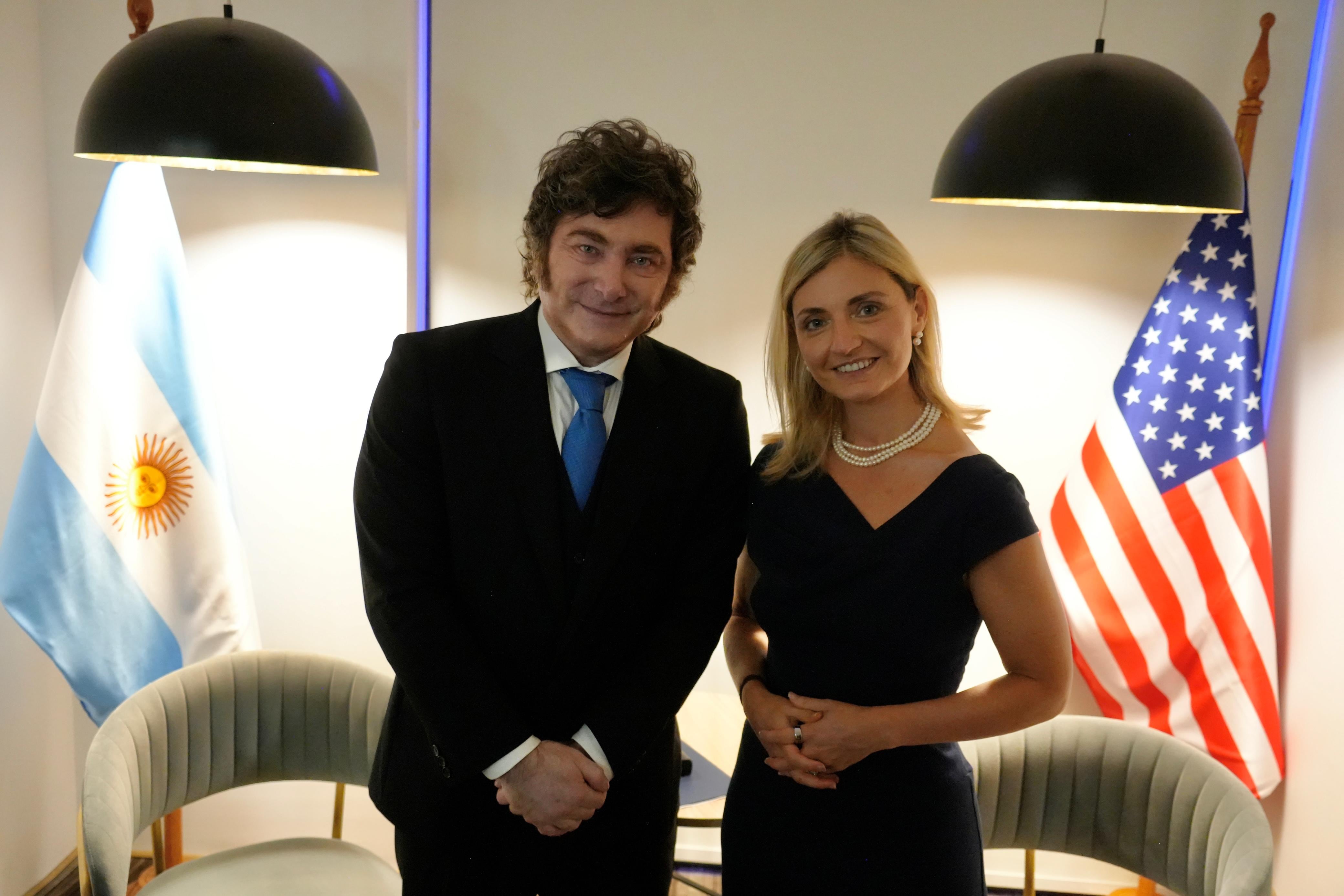 El presidente Javier Milei mantuvo un encuentro con la subsecretaria de Estado para la Diplomacia Pública de los Estados Unidos, Sarah Rogers