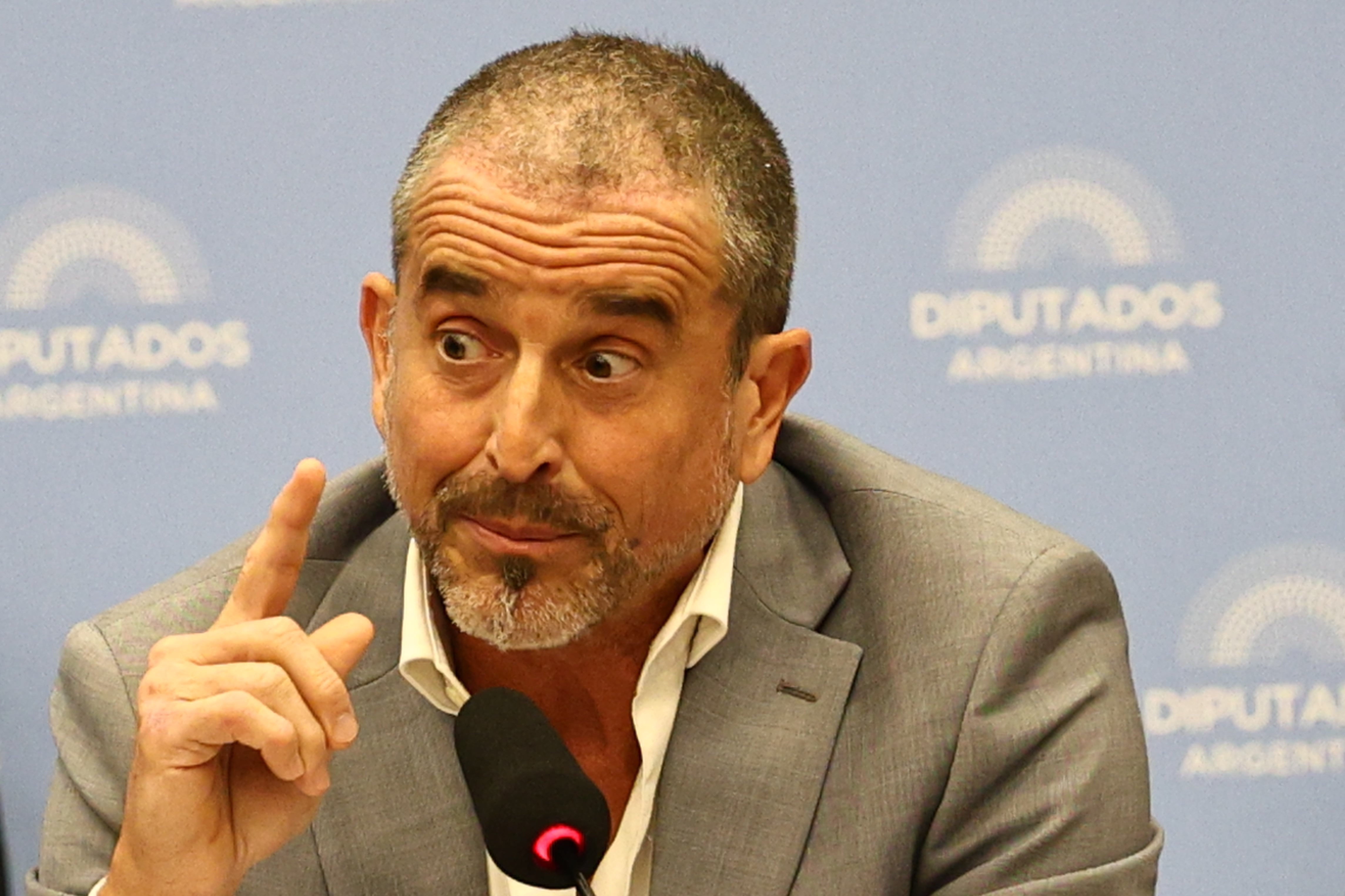 Diputados: el oficialismo logró dictaminar la reforma del Banco Central entre cruces con sus aliados y el retiro de Unión por la Patria