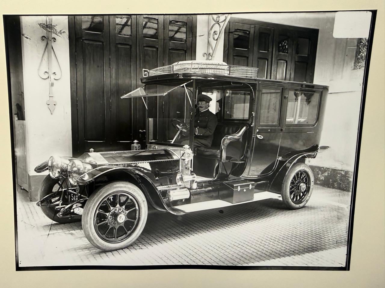 El Rolls-Royce Silver Ghost 40/50 HP estacionado en la casa Esmeralda en los años posteriores a su llegada a la Argentina. (Cortesía familia Pereyra Iraola)