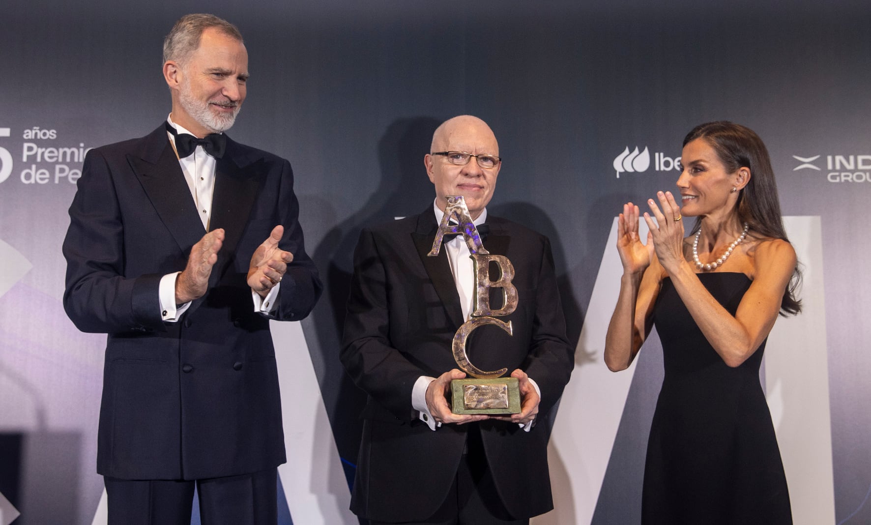 Los reyes de España aplauden a Jorge Fernández Díaz en la recepción del premio Cavia