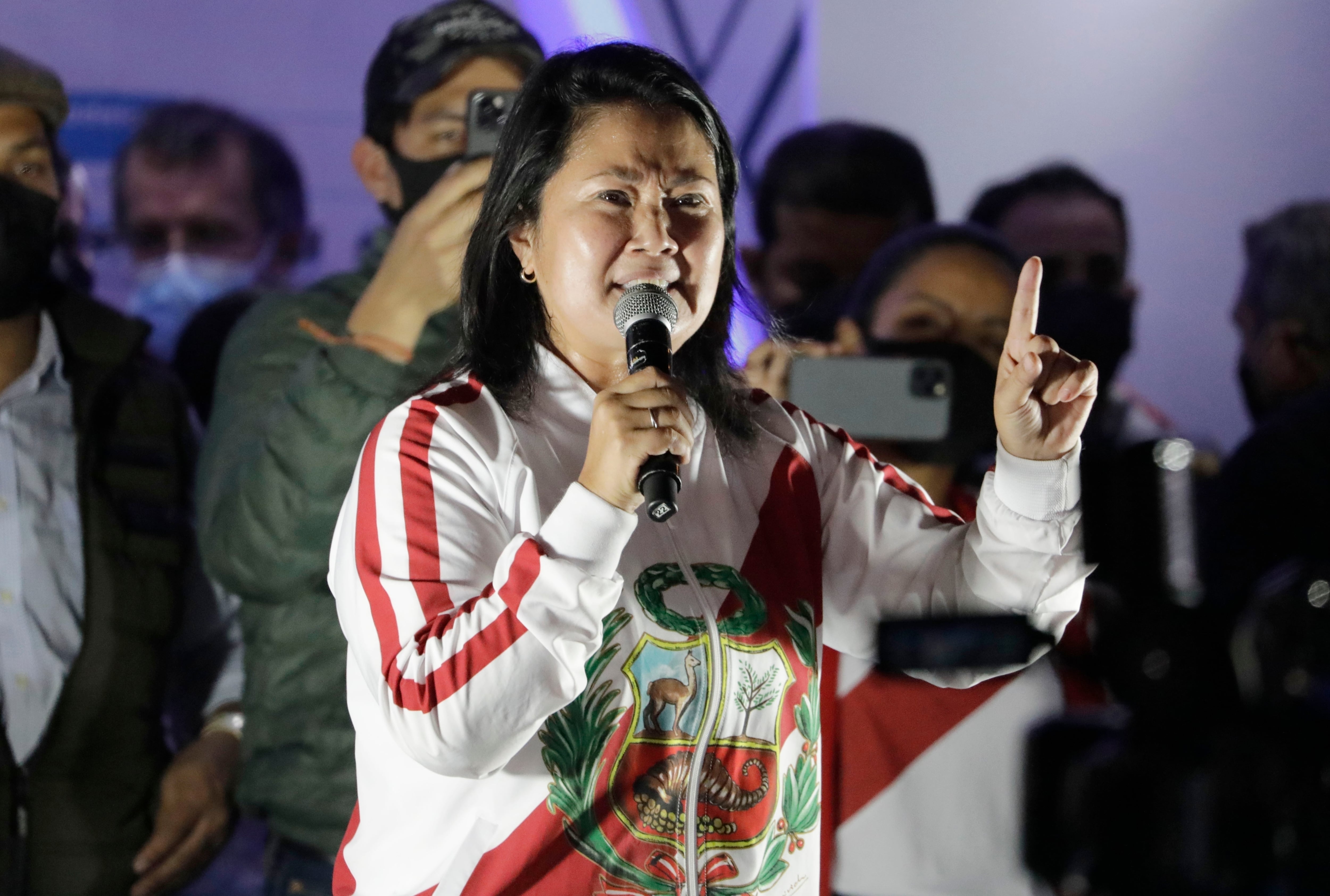 Empate técnico en Perú: Fujimori igualaría con Sánchez en el balotaje y crece la tensión por el recuento