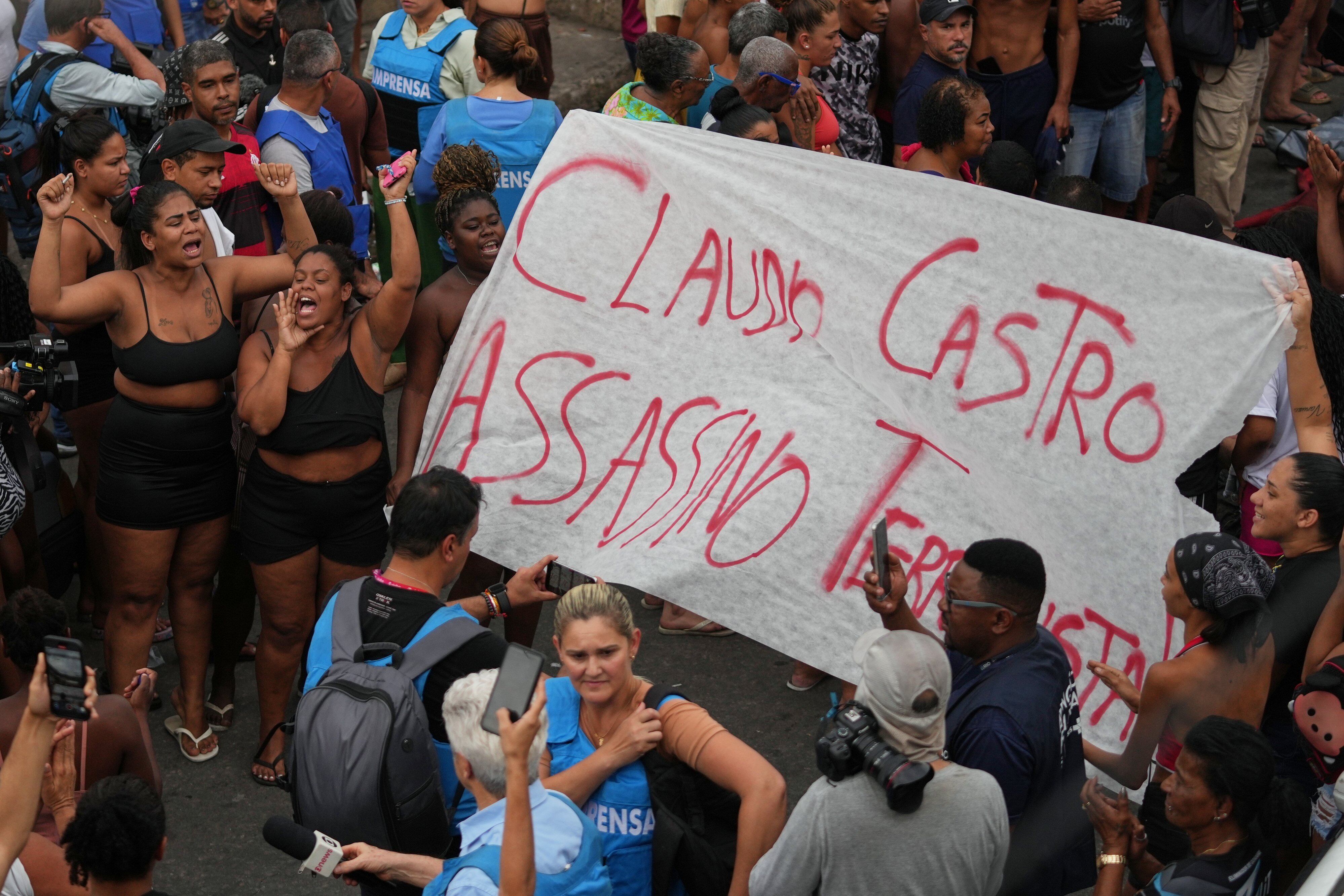 La redada más letal de la historia de Brasil abre una batalla política y expone el vacío estratégico frente al crimen organizado 11 Manifestantes exhiben una pancarta que dice en portugués “Claudio Castro asesino”, en Río de Janeiro, Brasil, el miércoles 29 de octubre de 2025