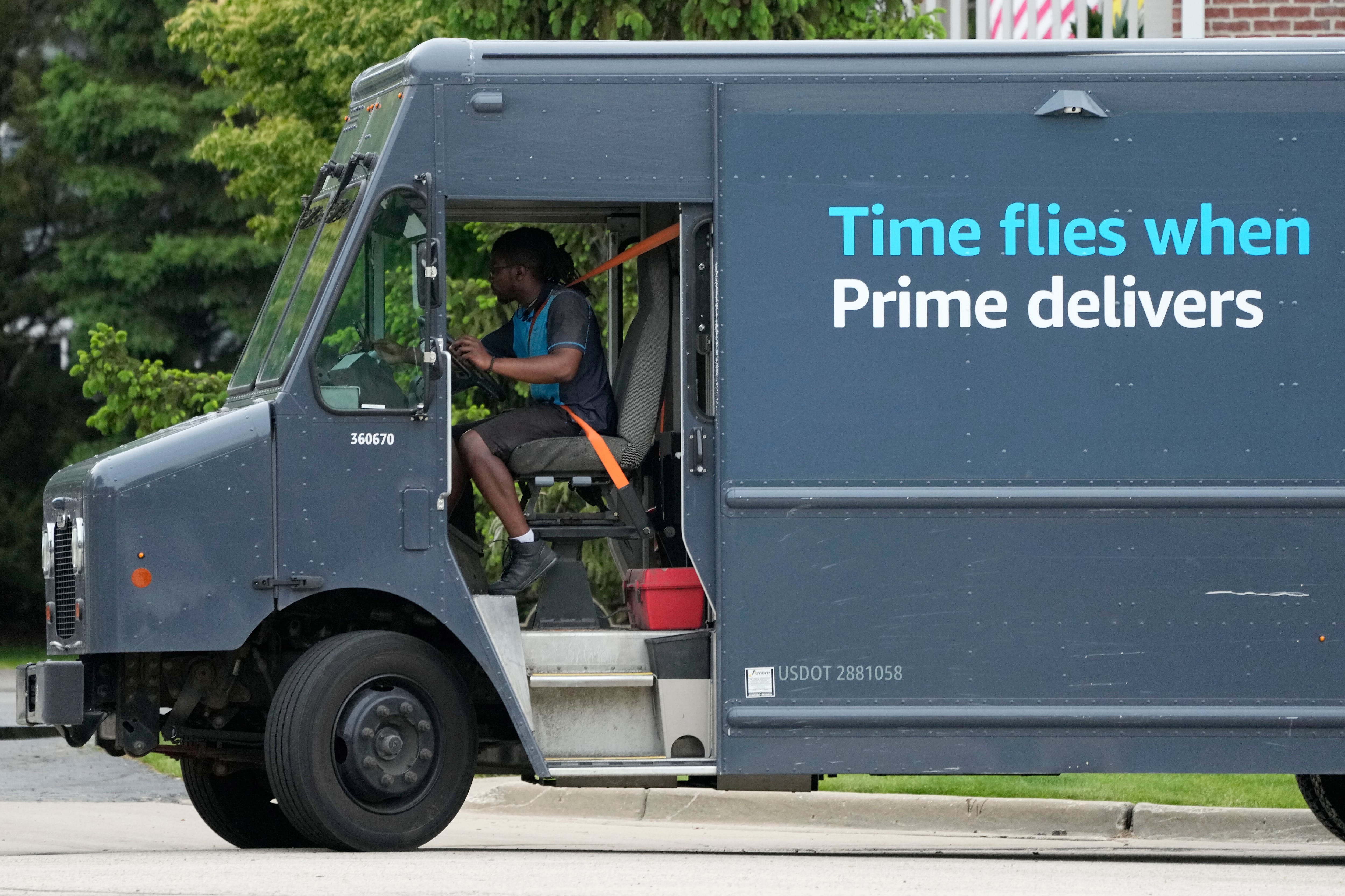 ARCHIVO - Un camión de Amazon realiza entregas en Wheeling, Illinois, el 16 de mayo de 2024. (AP Foto/Nam Y. Huh/Archivo)