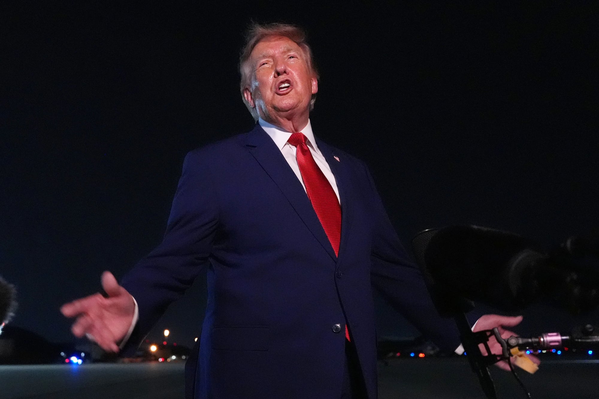 Trump señaló que la decisión correspondió al Servicio Secreto y al Ejército y que siguió las instrucciones de sus equipos de seguridad