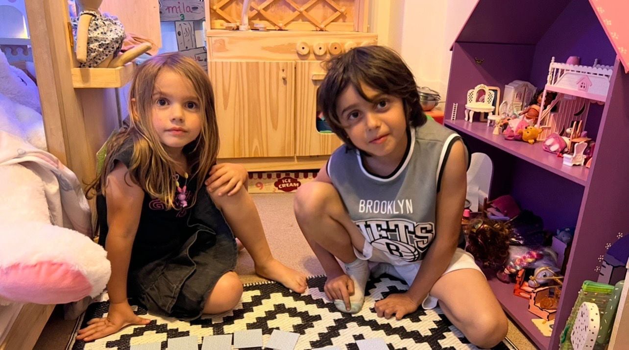 Jugando con una de sus hermanas.