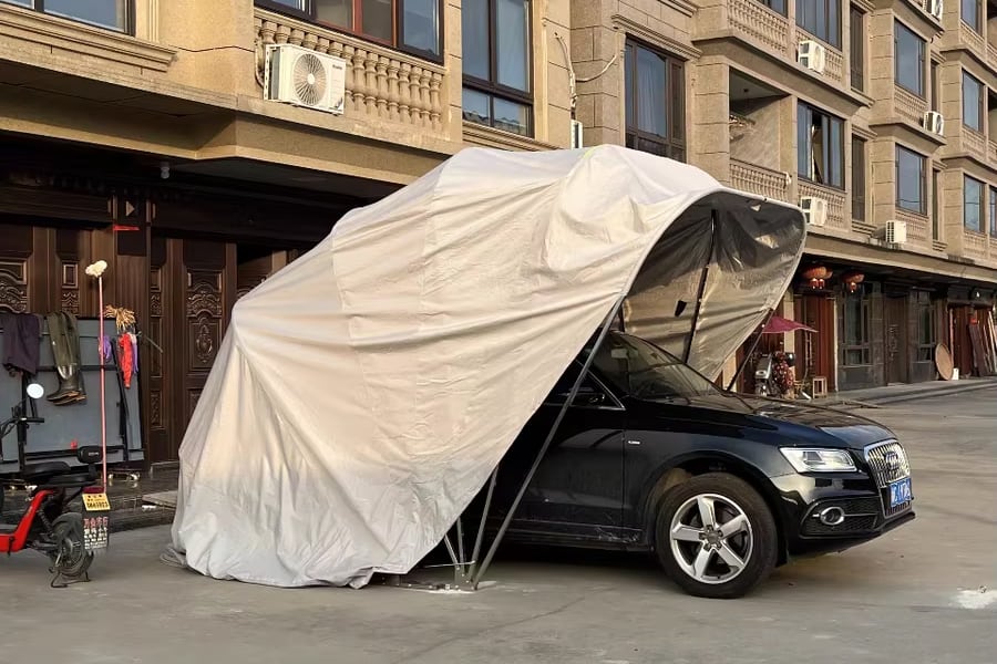 La estructura genera una separación física entre el techo del auto y el impacto directo de las piedras.