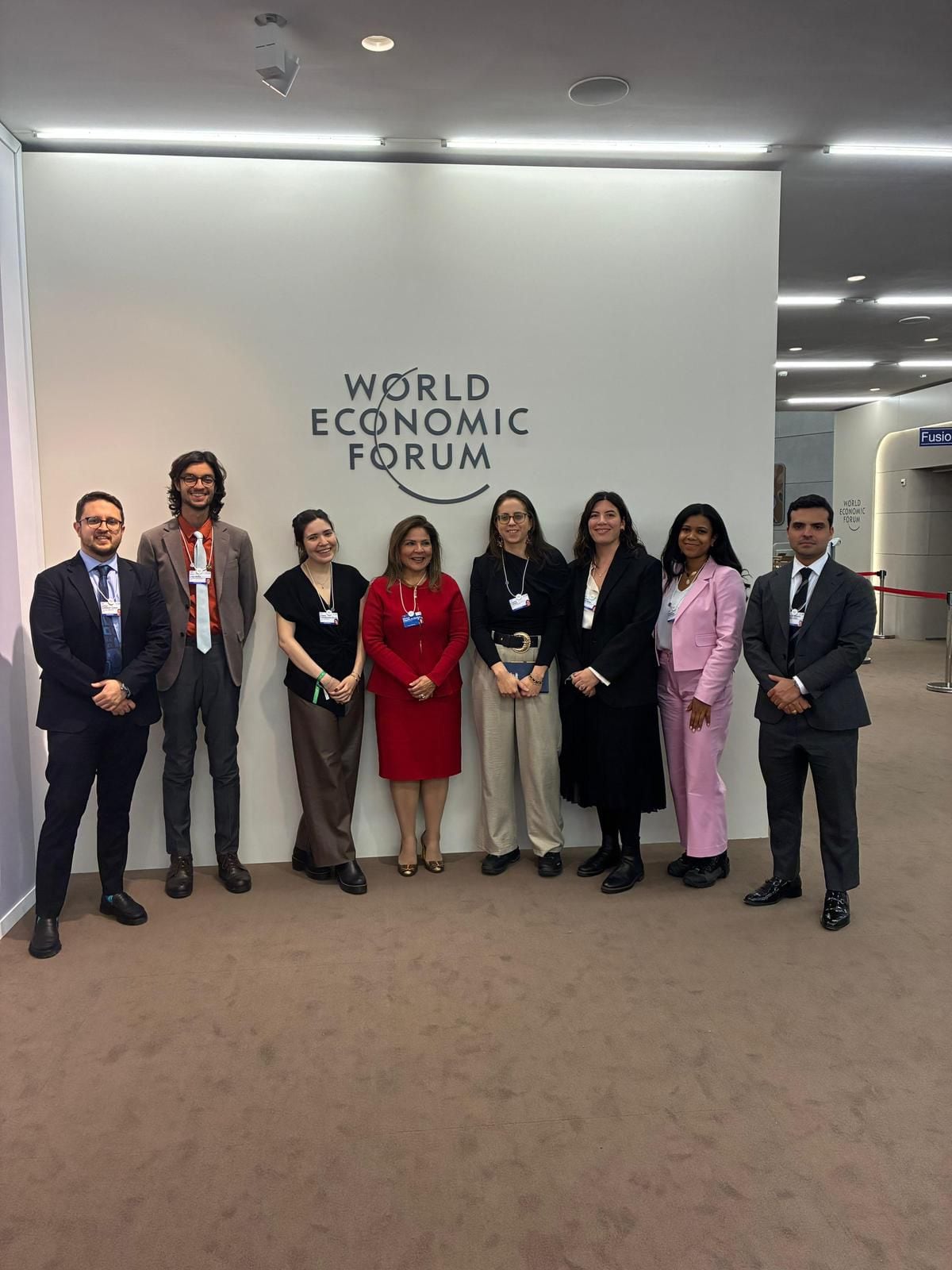 Arambillet junto a otros participantes del World Economic Forum
