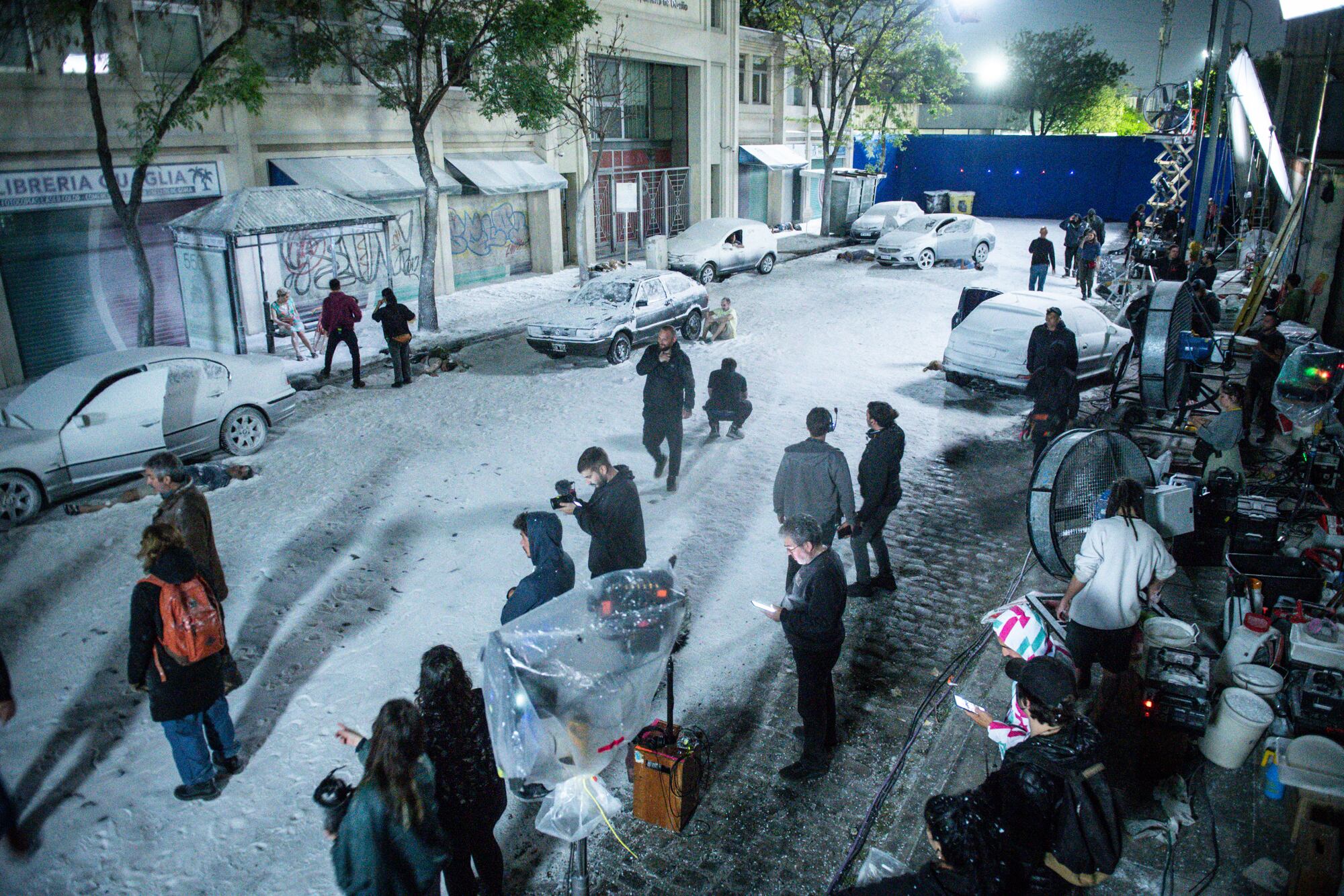 El detrás de escena de El Eternauta, que combina decorados generados por computadora y proyectados en telones de fondo con nieve falsa, tomas en estudio y en las calles de Vicente López