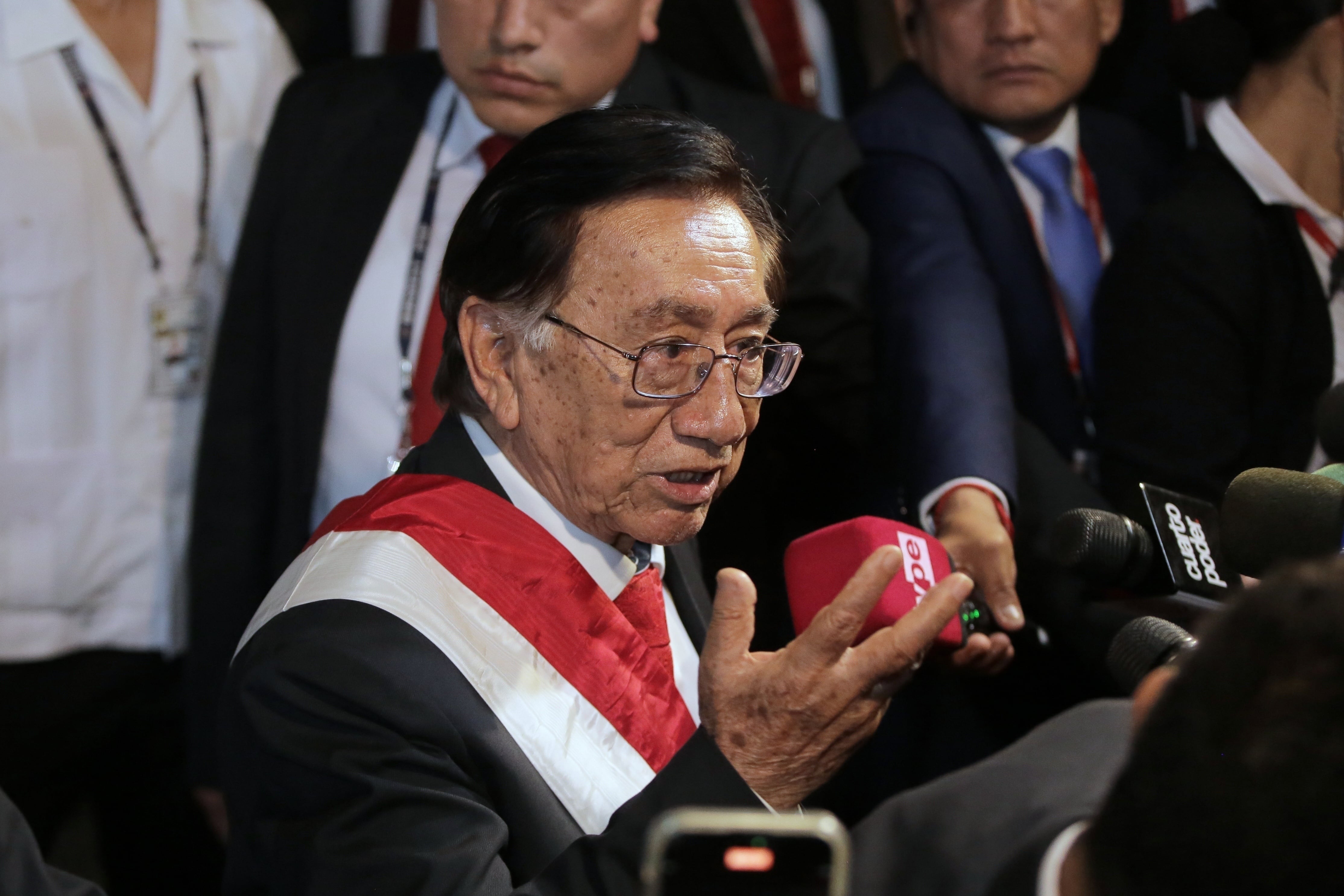El presidente interino José María Balcázar habla con los periodistas a su llegada al palacio presidencial tras ser designado por los legisladores, el 18 de febrero de 2026