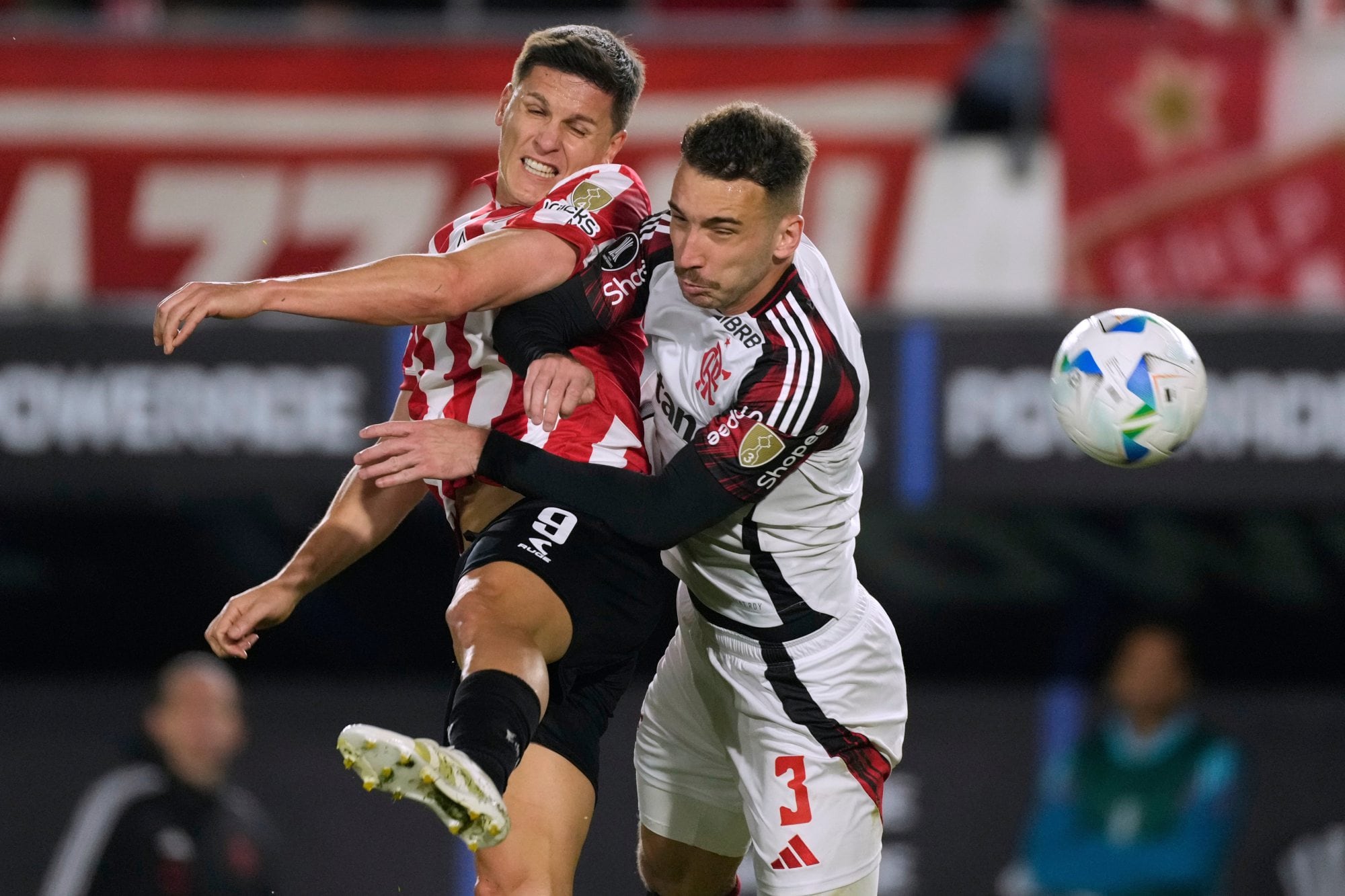 Guido Carrillo aguanta ante la marca de Léo Ortiz; el delantero, nuevamente figura de Estudiantes, al que no le alcanzó con la entrega y la mística copera para romper el hechizo de 16 años sin jugar las semifinales