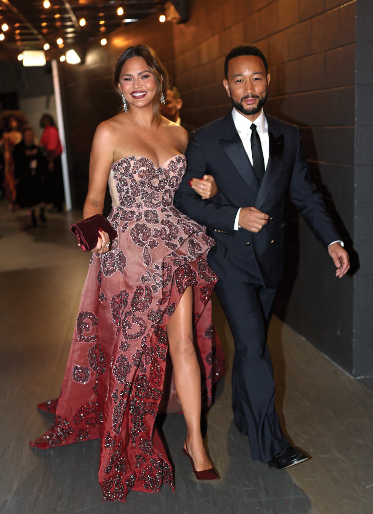 Chrissy Teigen –llevó un strapless con brillantes bordados y falda asimétrica de Caroline’s Couture, la primera colección de alta costura lanzada por Chopard, diseñada por Caroline Scheufele– y John Legend