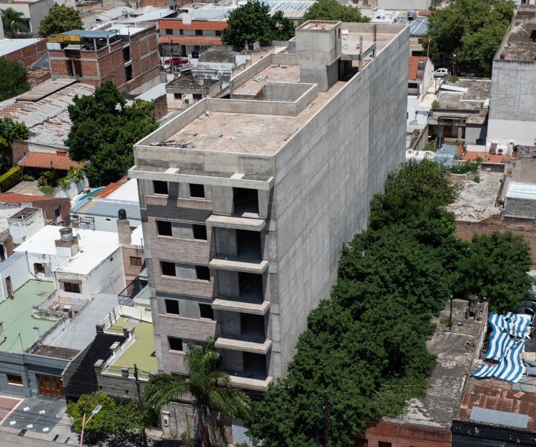 Edificio de la calle Plata al 600, en Santiago del Estero, objeto de una denuncia por una presunta estafa inmobiliaria