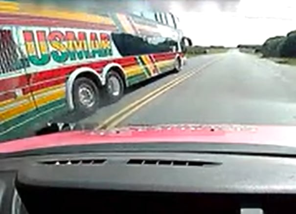 In fraganti: un micro y un auto hicieron sobrepasos prohibidos y los frenaron para multarlos en pleno viaje