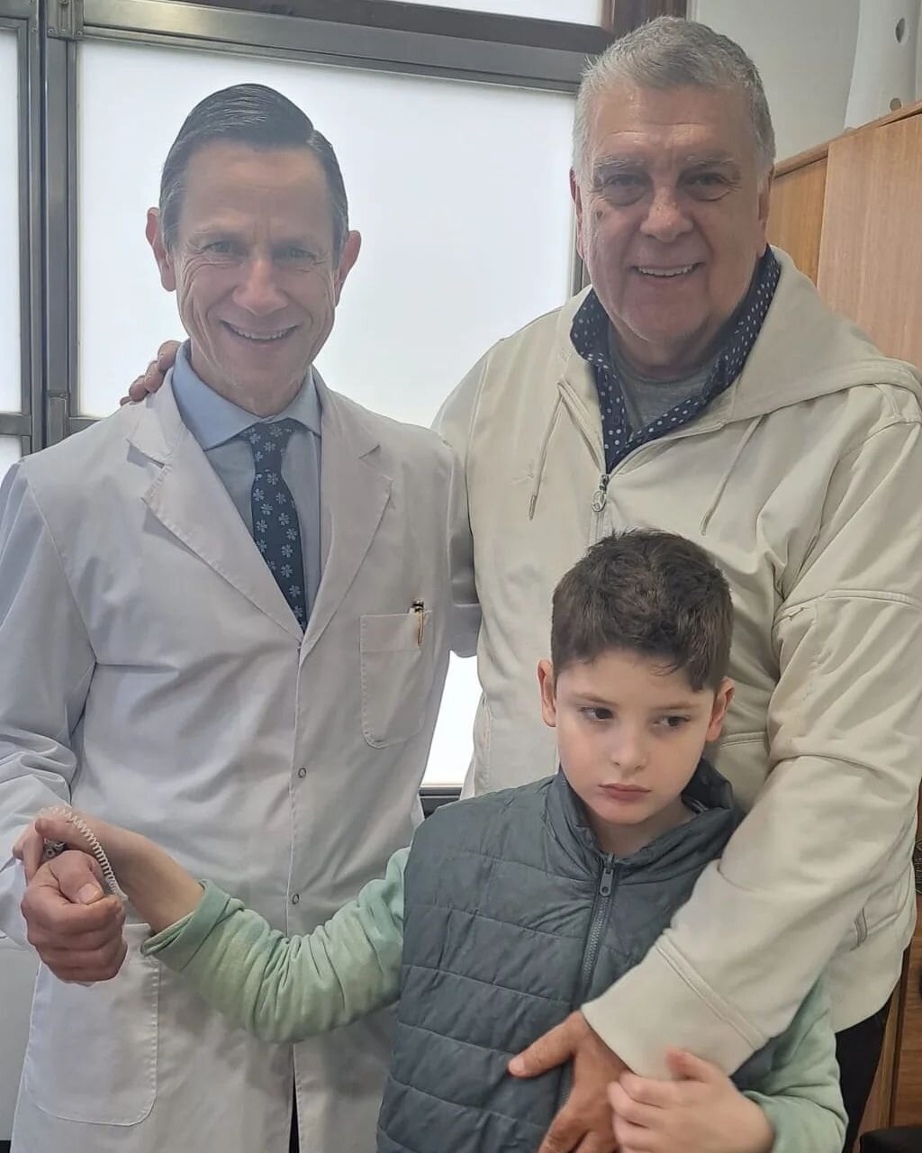 Luis Ventura junto a su hijo y el neurólogo que lo atiende (Foto: Instagram/@luisventurasoy)