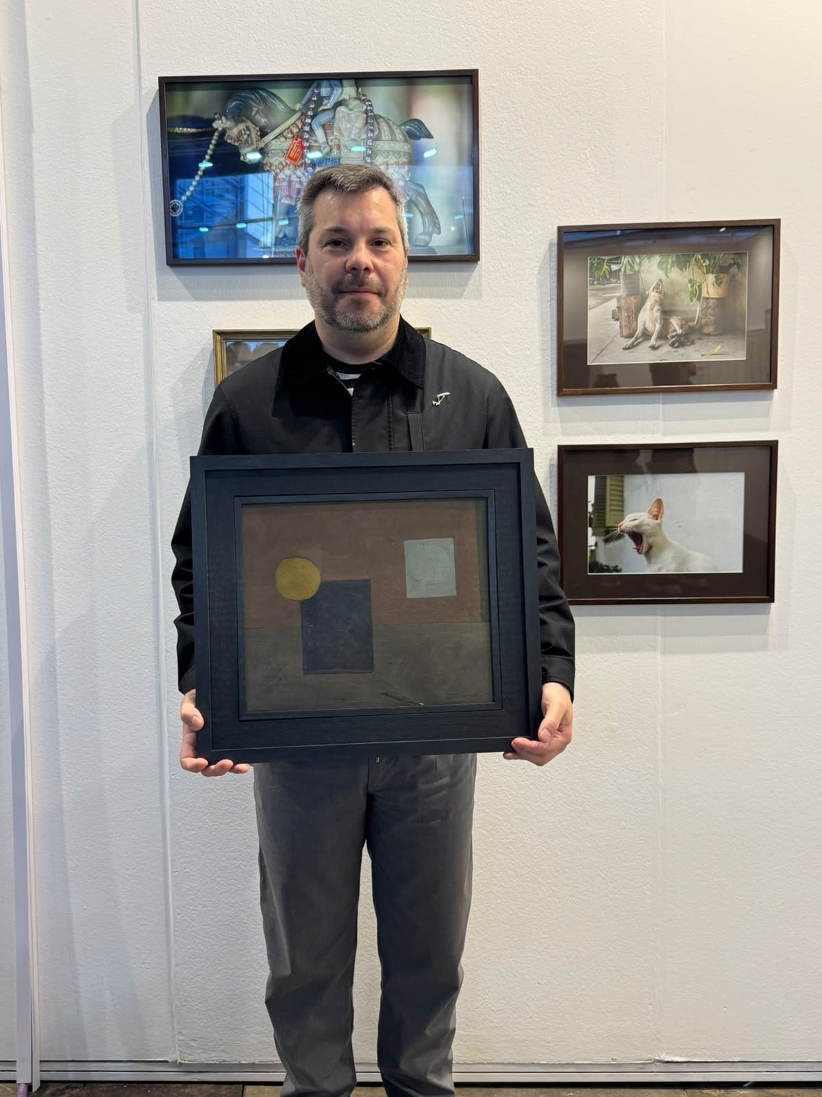Joaquín Rodríguez con obra de Fued Amin en Dicha