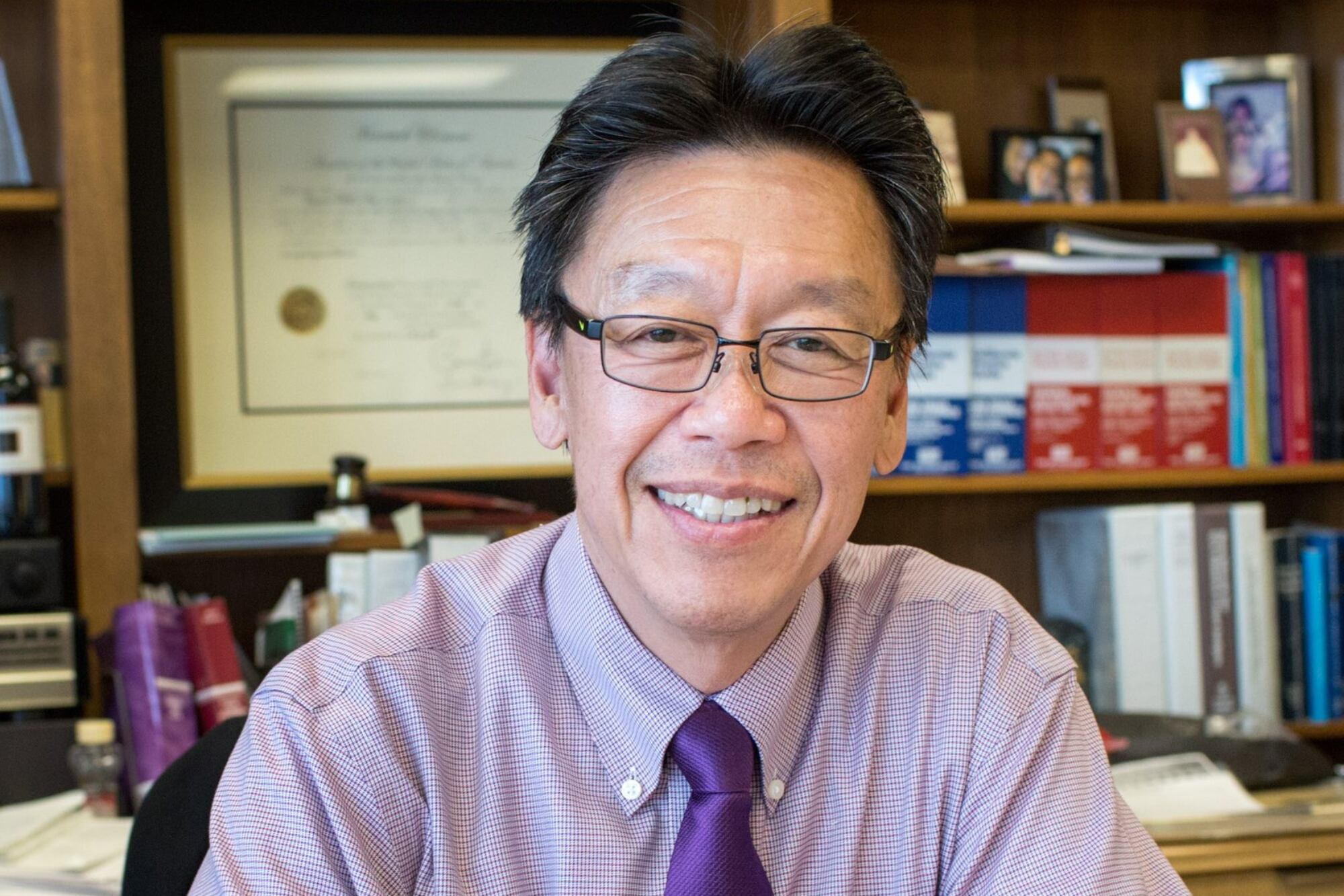 El juez federal Edward Chen determinó que la secretaria de Seguridad Nacional Kristi Noem se había excedido en su autoridad al revocar el TPS