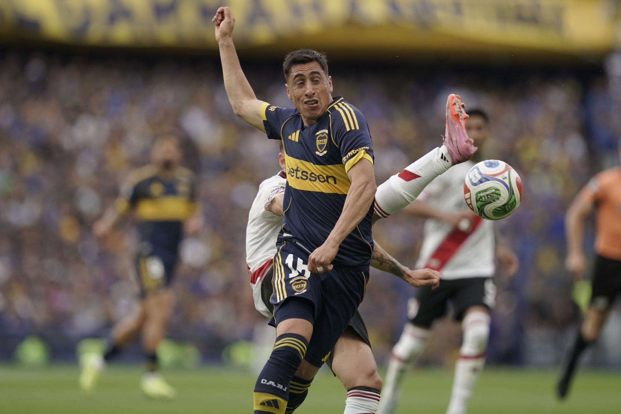 Miguel Merentiel anotó el 2-0 para Boca, tras una asistencia de Zeballos