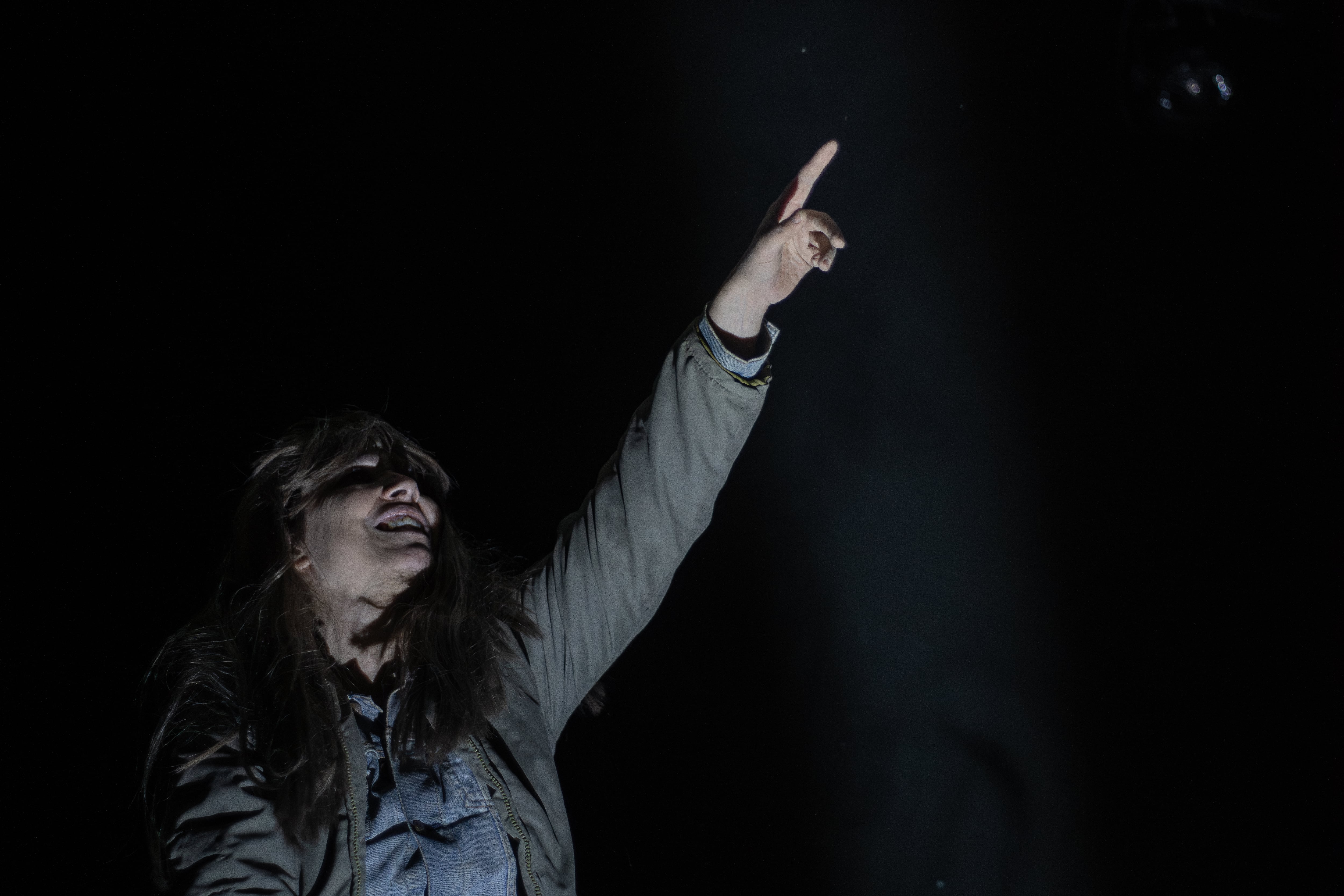 El espacio apela a la oscuridad y a lo nebuloso