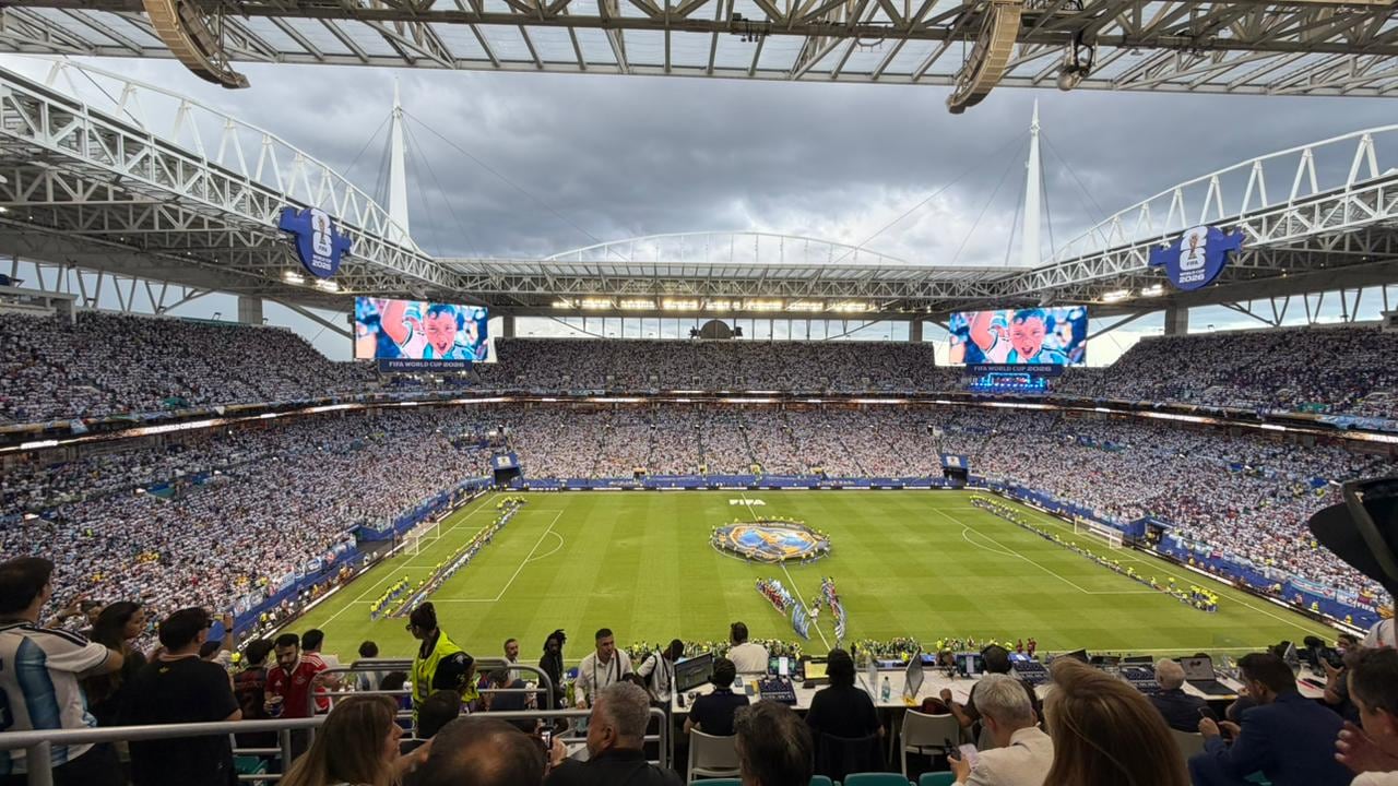 El Miami Stadium, envuelto en una tormenta eléctrica que se acerca