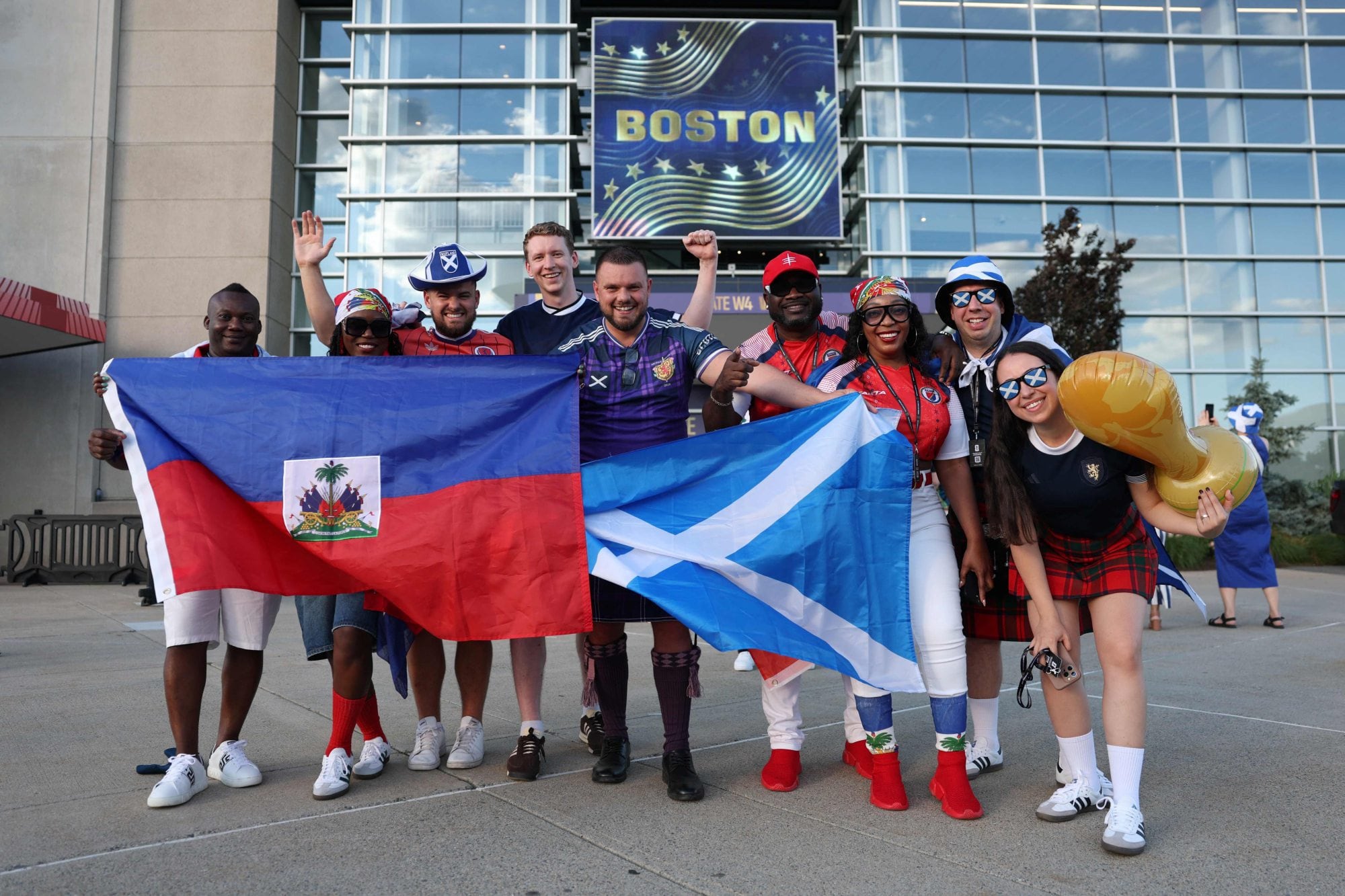 Hinchas de Haití y Escocia, en Boston