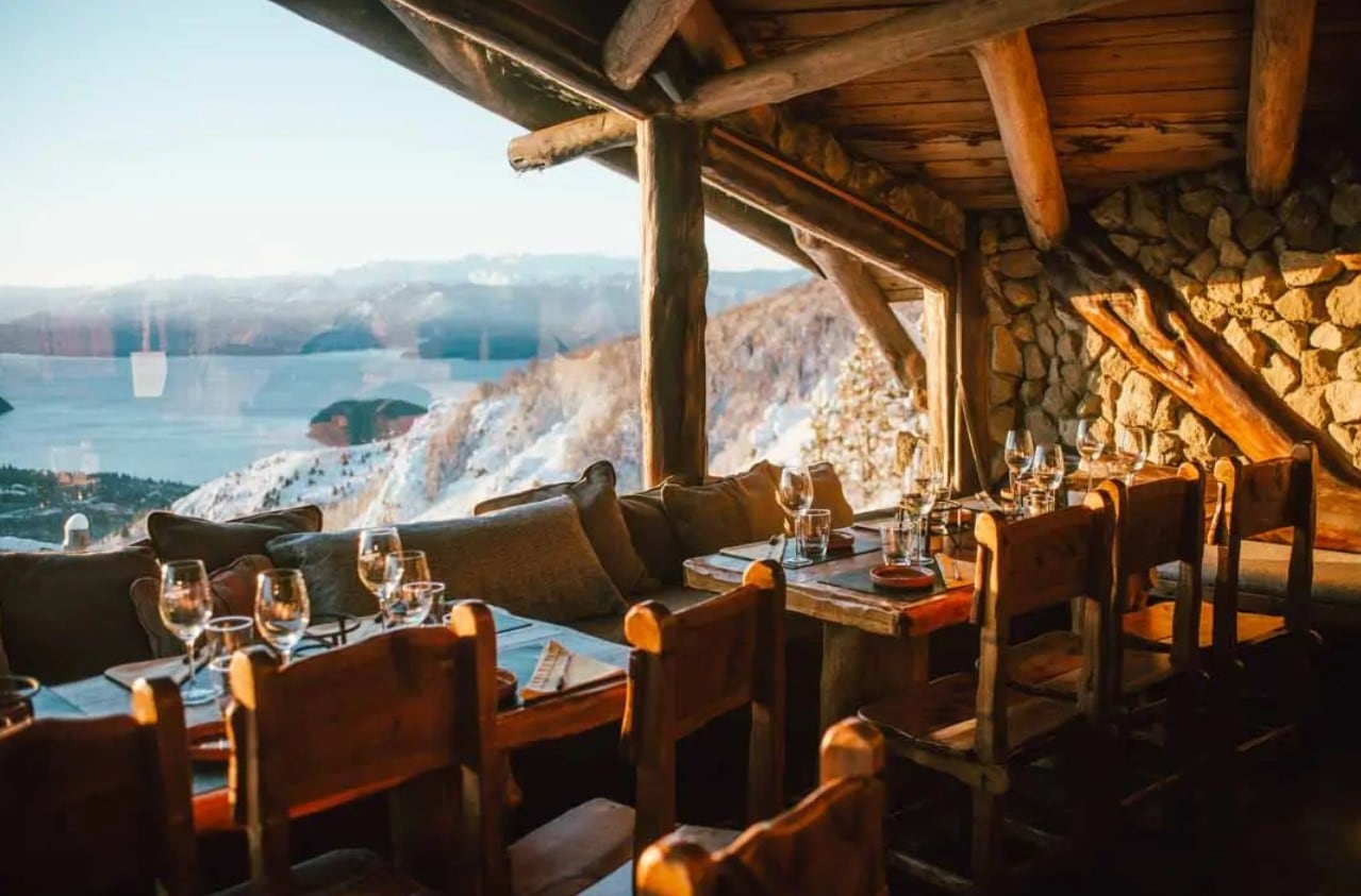 Refugio de Arelauquen, un restaurante de montaña al que se llega tras una travesía en camionetas 4x4 y motos de nieve