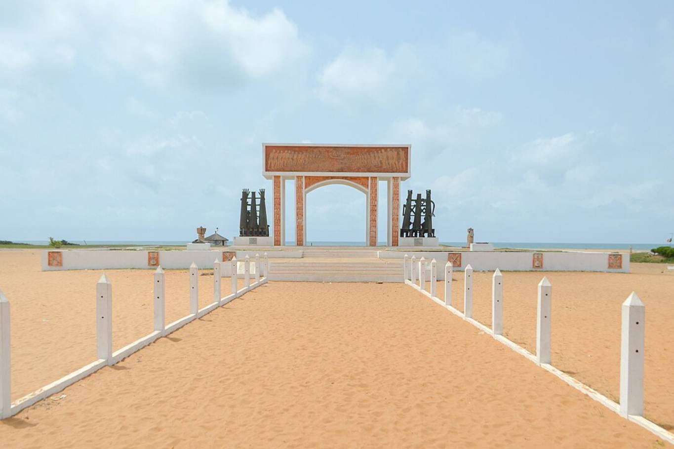 La Puerta de no retorno es un monumento que recuerda a todos los esclavos que salieron de Benín con destino americano