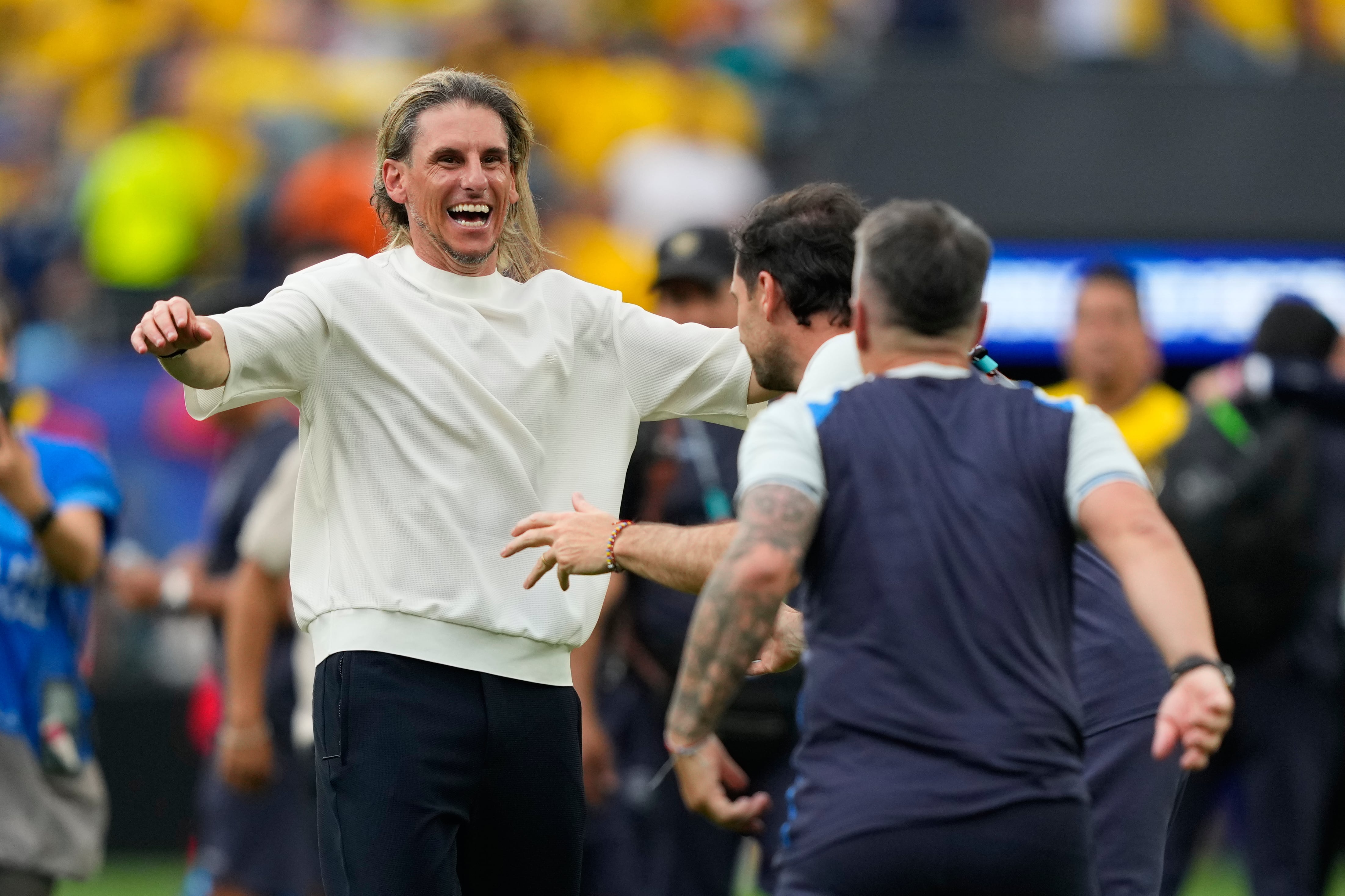 El técnico de Ecuador, Sebastian Beccacece, celebra después de vencer a Alemania en partido por el Grupo E del Mundial, el jueves 25 de junio de 2026, en East Rutherford, Nueva Jersey. (AP Foto/Yuki Iwamura)