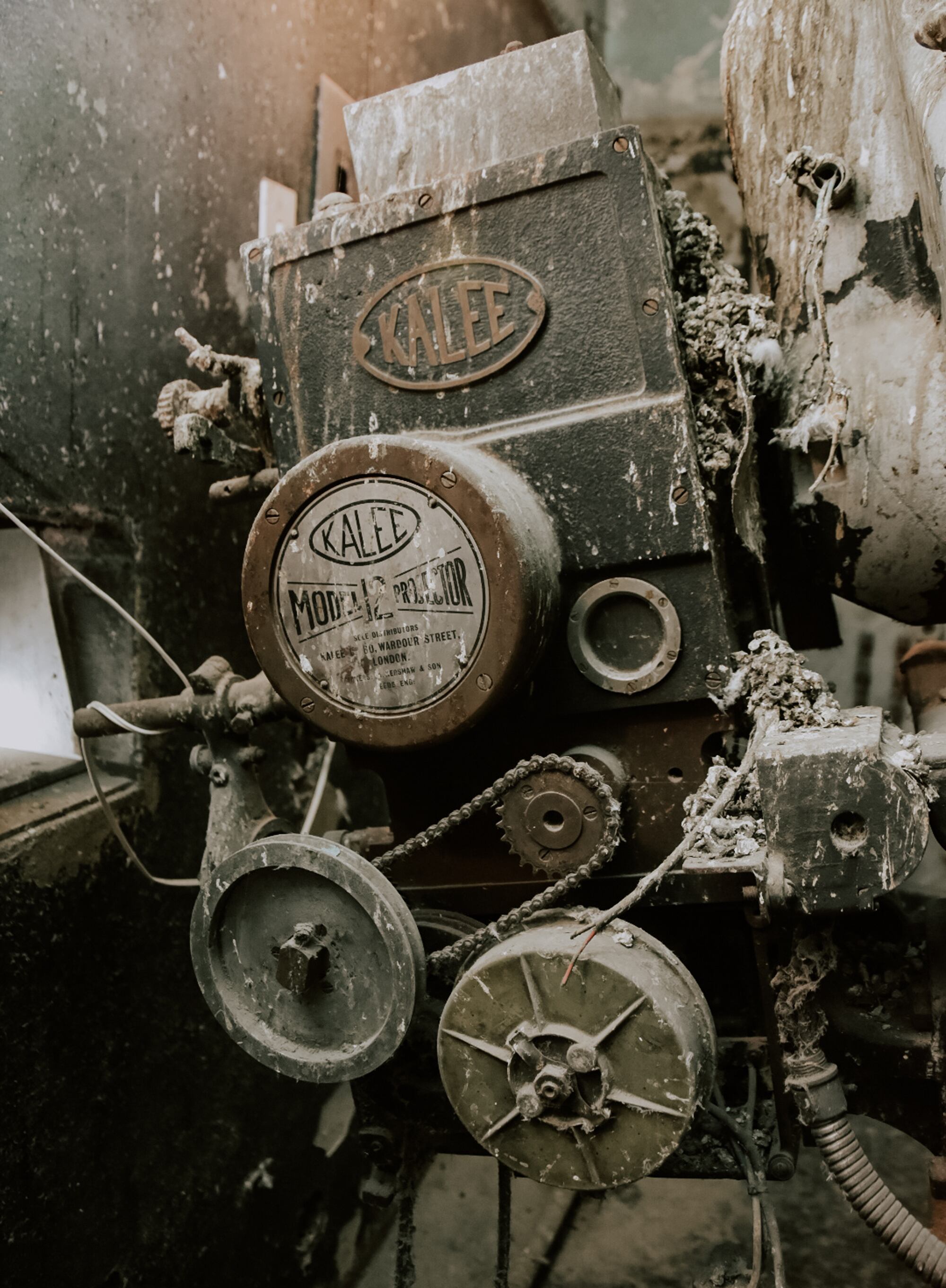 Los enormes proyectores Kalee, que fueron fabricados en la década de 1940, y que ahora fueron limpiados y serán puestos en exposición