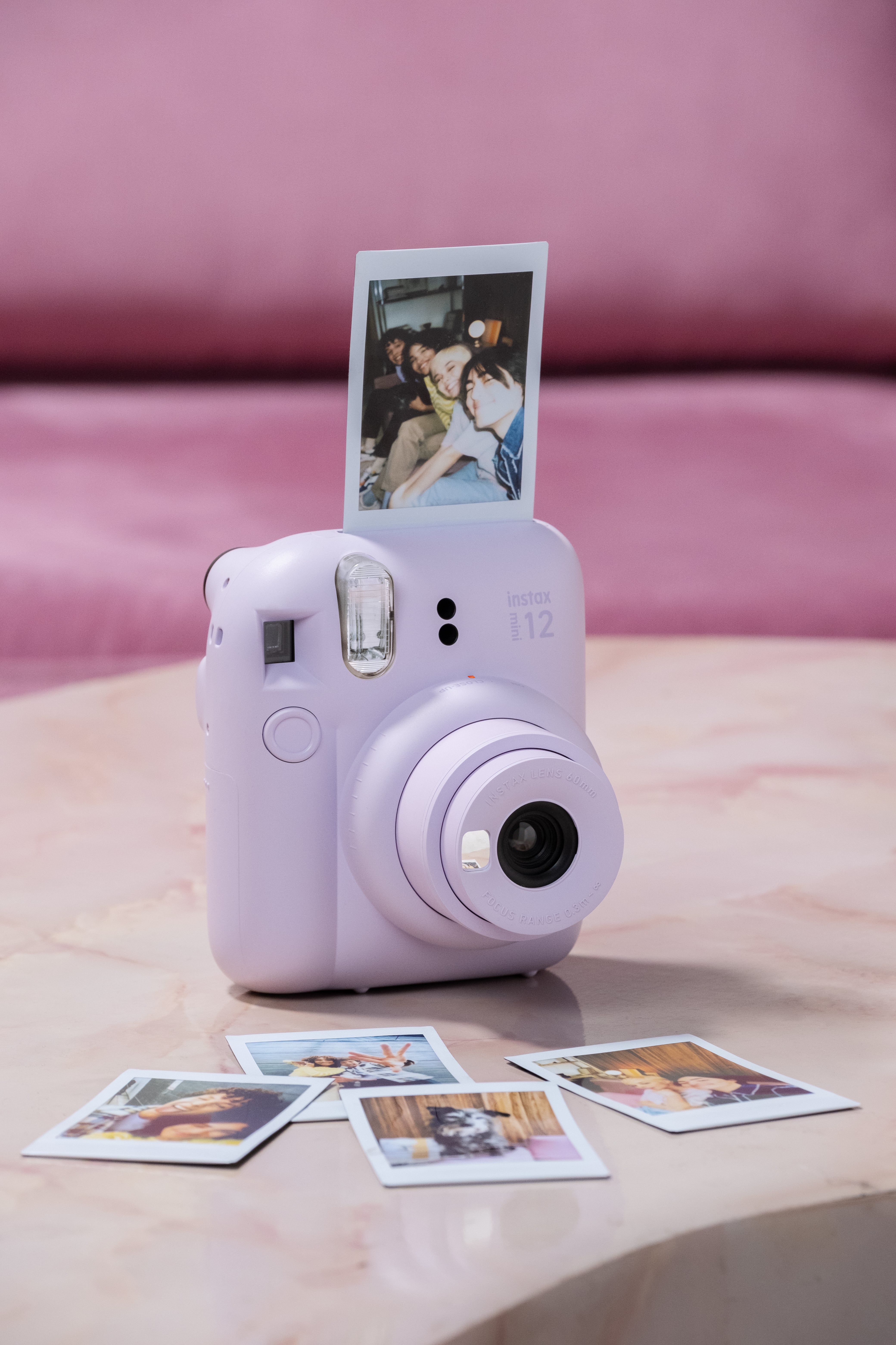 Una cámara Instax Mini 12, con ajustes automáticos y un diseño de lentes que privilegia tanto los retratos como las selfies