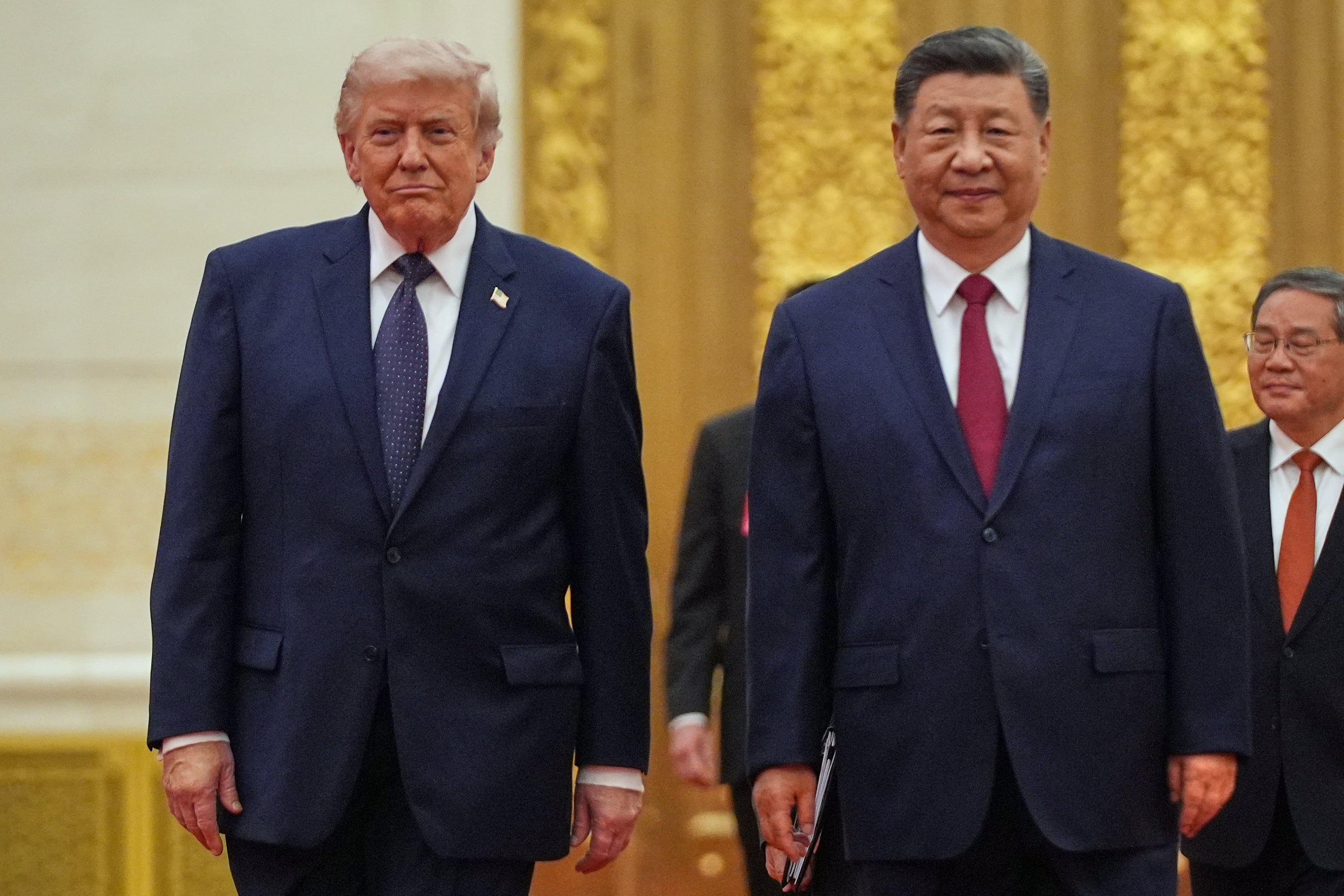 El presidente de EEUU, Donald Trump, a la izquierda, y el presidente chino Xi Jinping llegan a una cena de Estado en el Gran Salón del Pueblo el 14 de mayo de 2026, en Beijing.