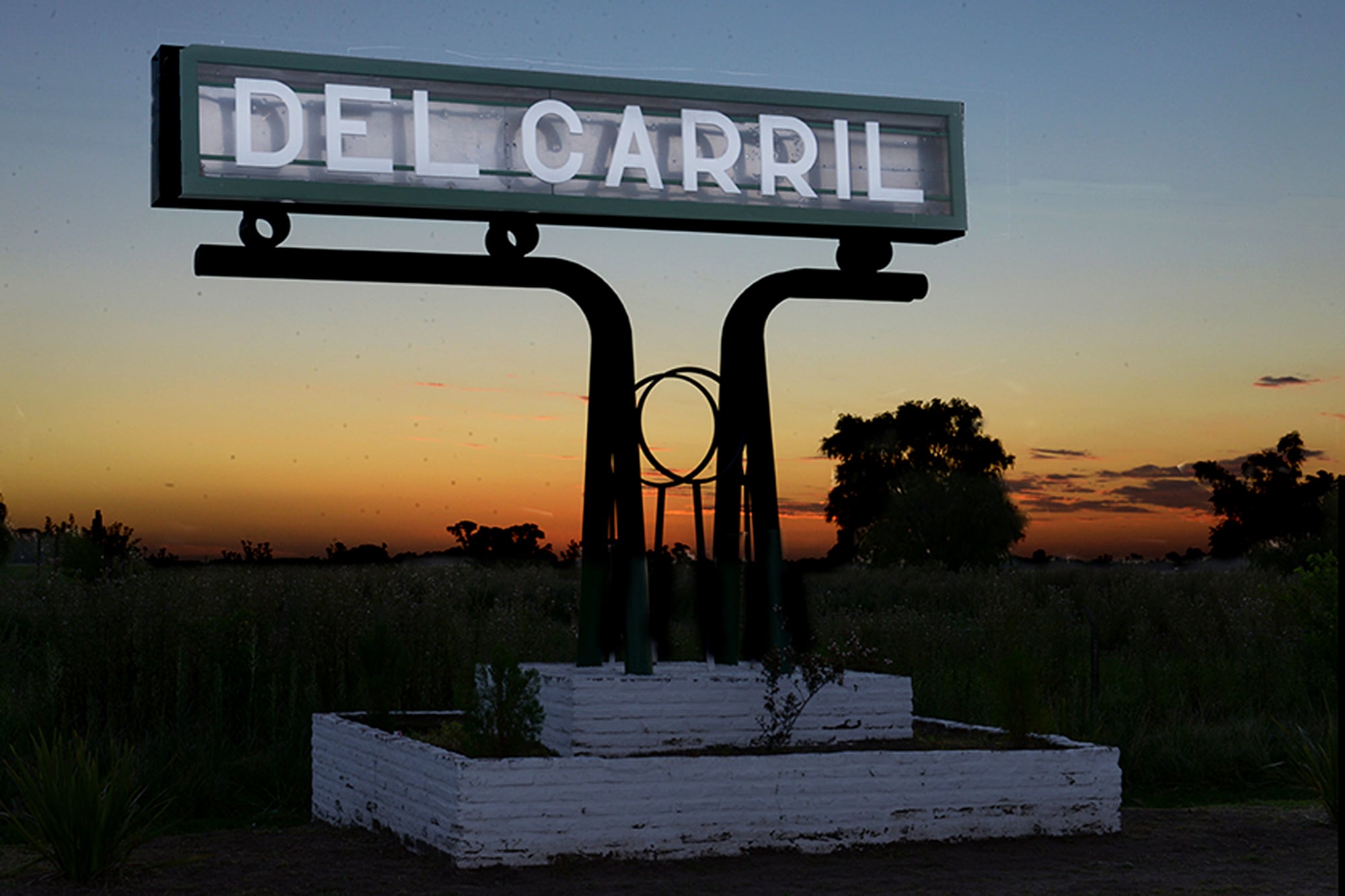 Del Carril es un pueblo por el que Juan Manuel Fangio pasaba asiduamente para visitar a Augusto Ulderico Cicaré, reconocido inventor del primer helicóptero monoplaza de Sudamérica