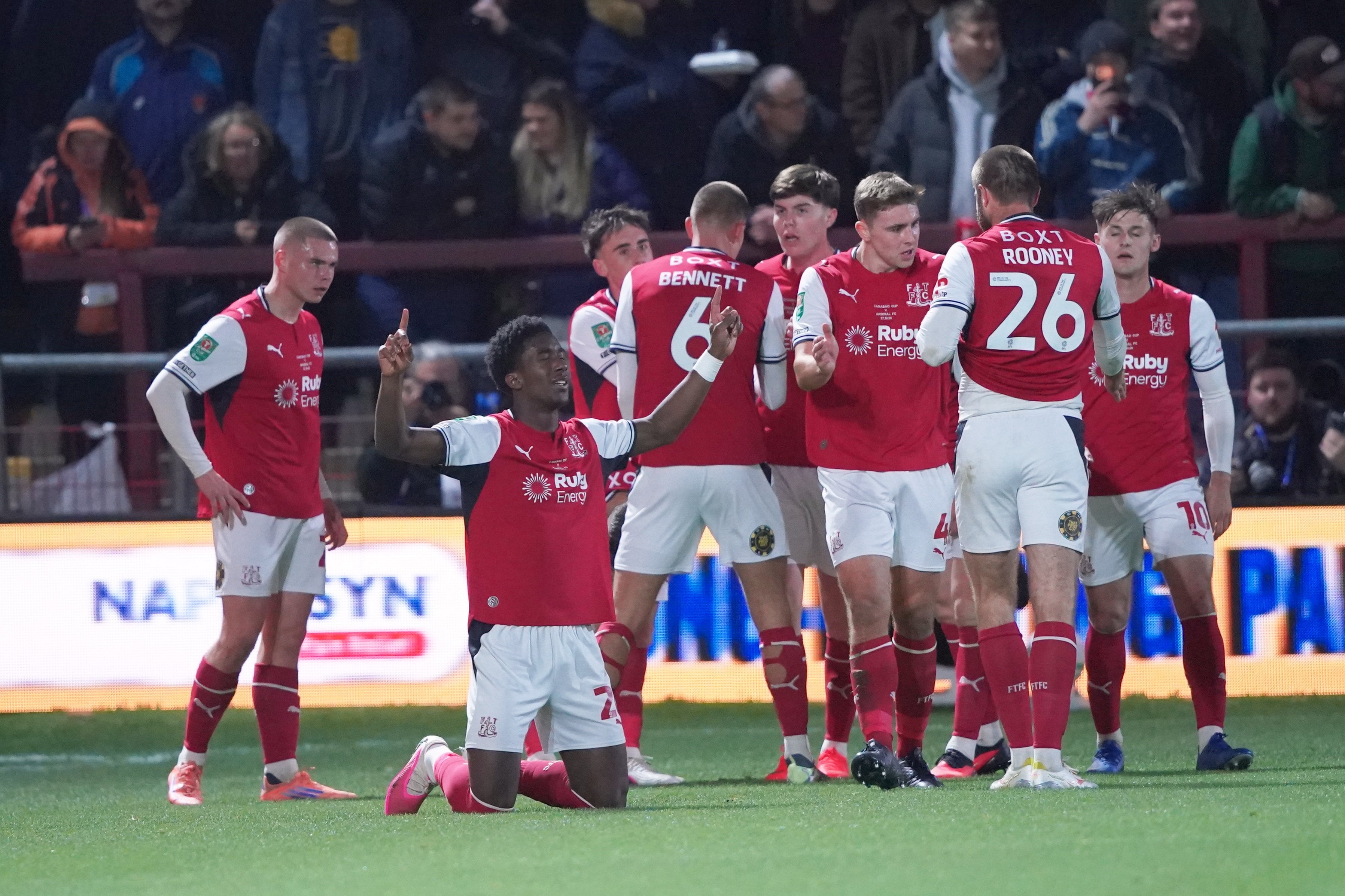 Aaron Loupalo Bi celebra la apertura del marcador para Fleetwood Town